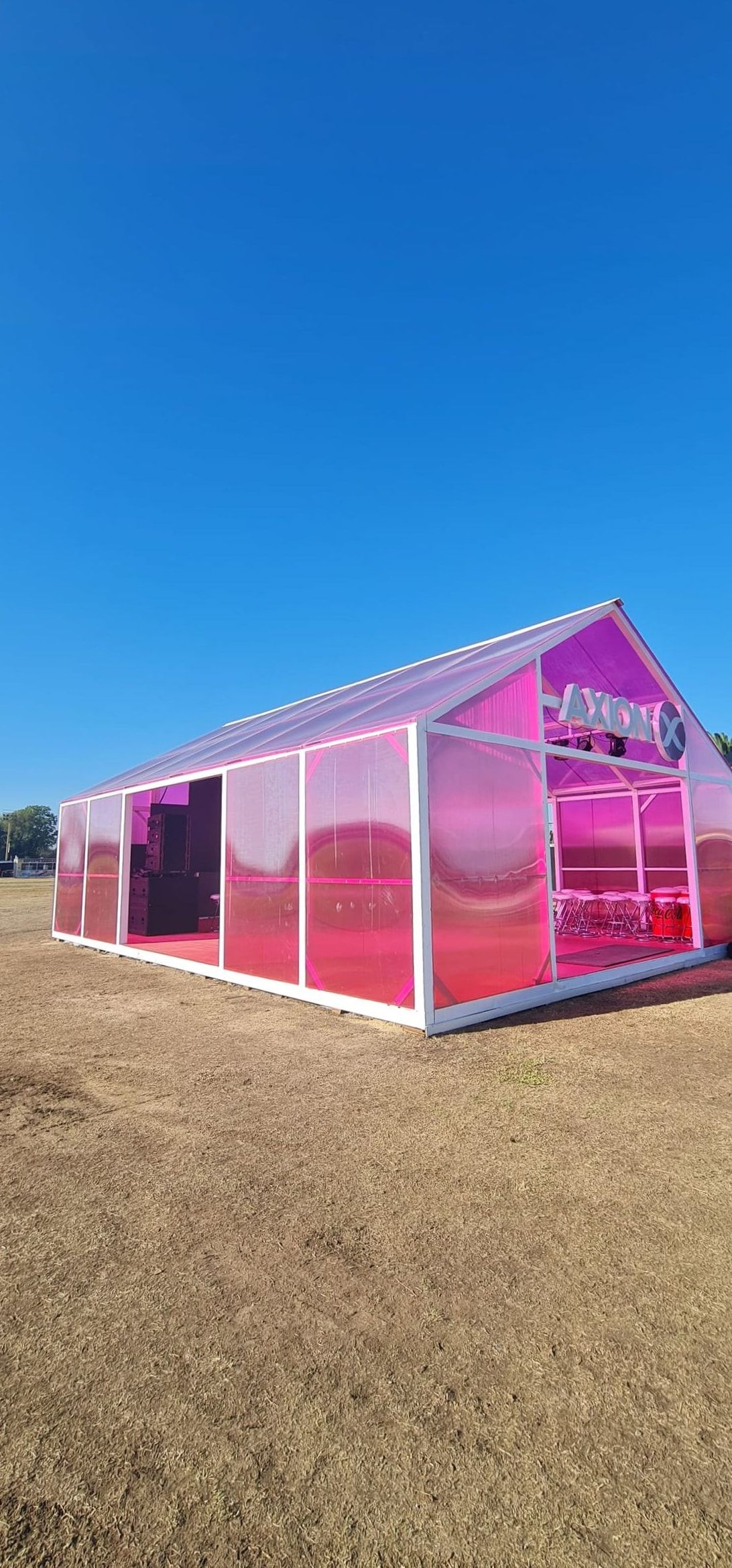 Pabellón rosa translúcido de Axion en el predio de Lollapalooza Argentina