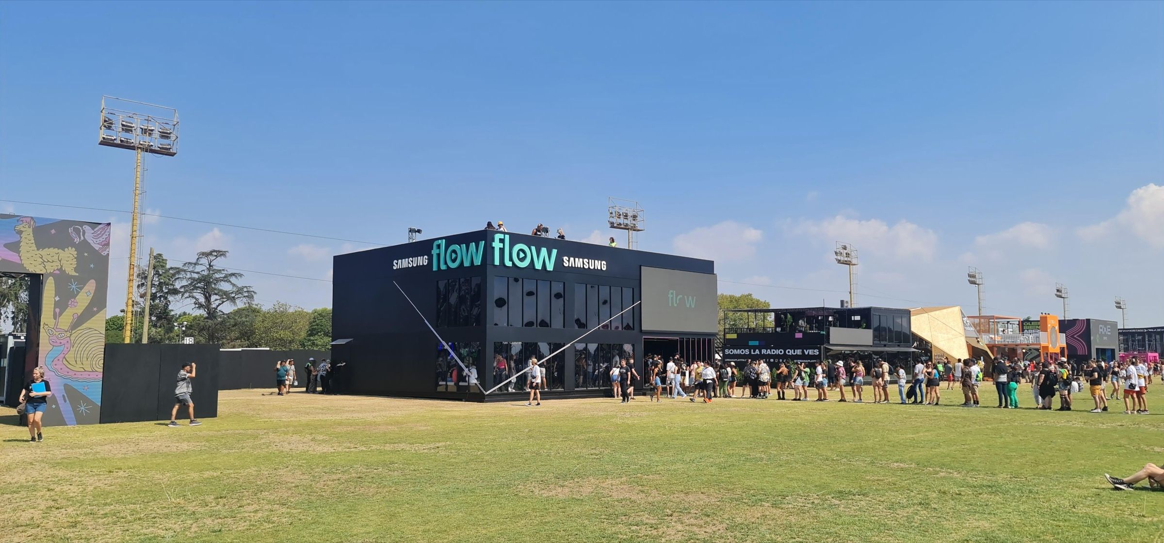 Stand de Flow de dos plantas en el predio del Hipódromo de San Isidro, de día