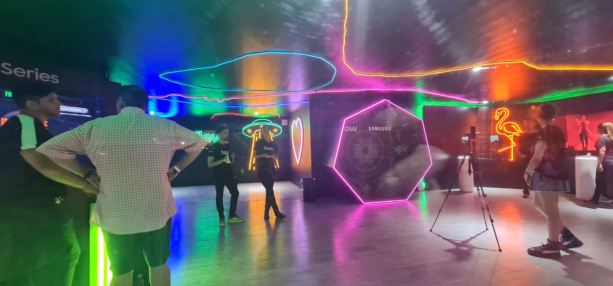 Interior del stand de Flow con túnel de neón y pantallas