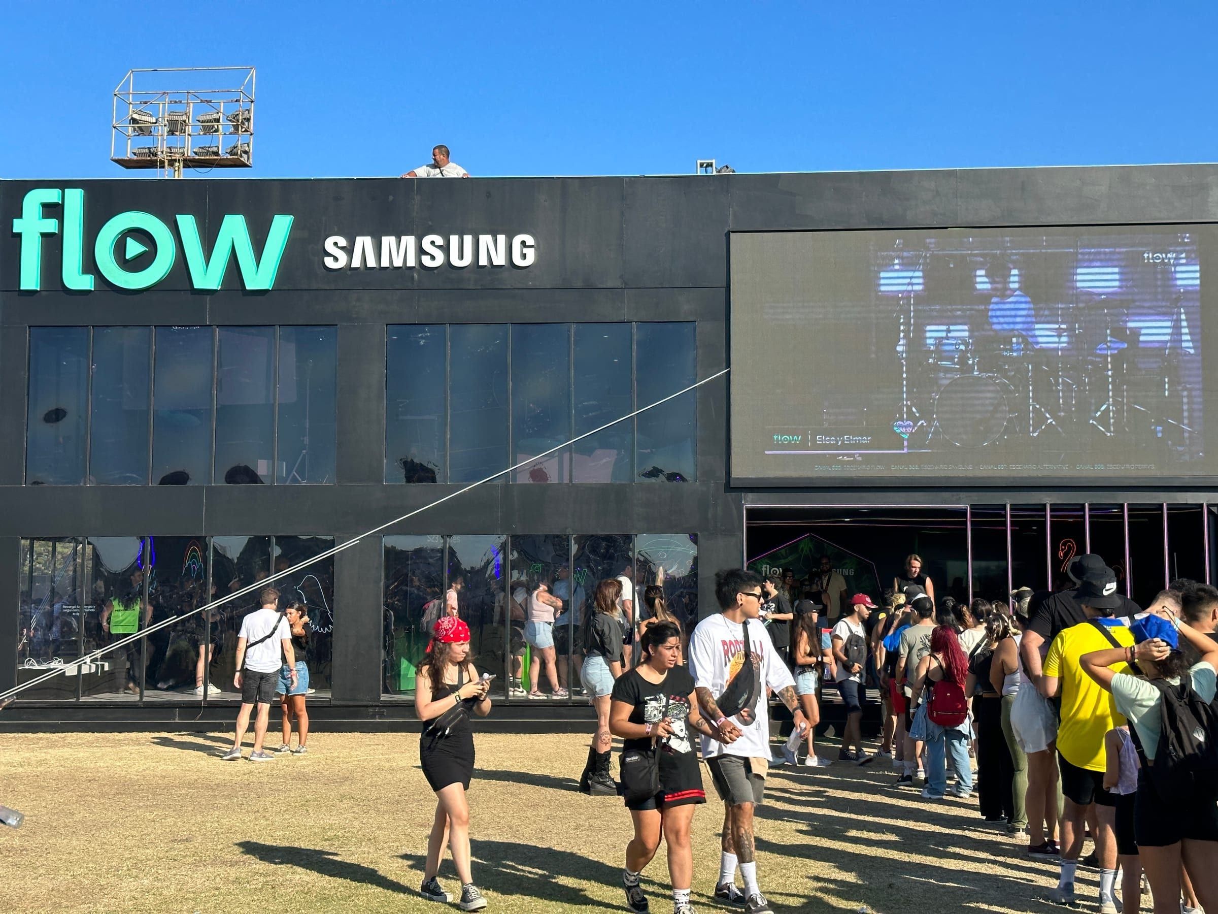 Fachada del stand Flow Samsung con fila de público para entrar