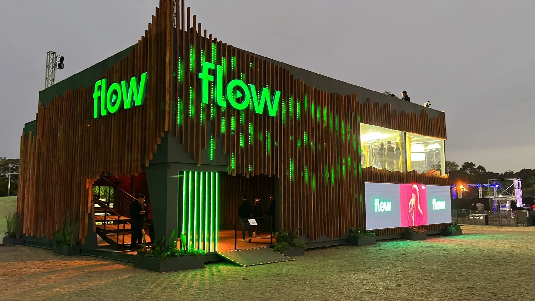 Stand de Flow de dos plantas construido en madera, iluminado de noche en Primavera Sound Buenos Aires