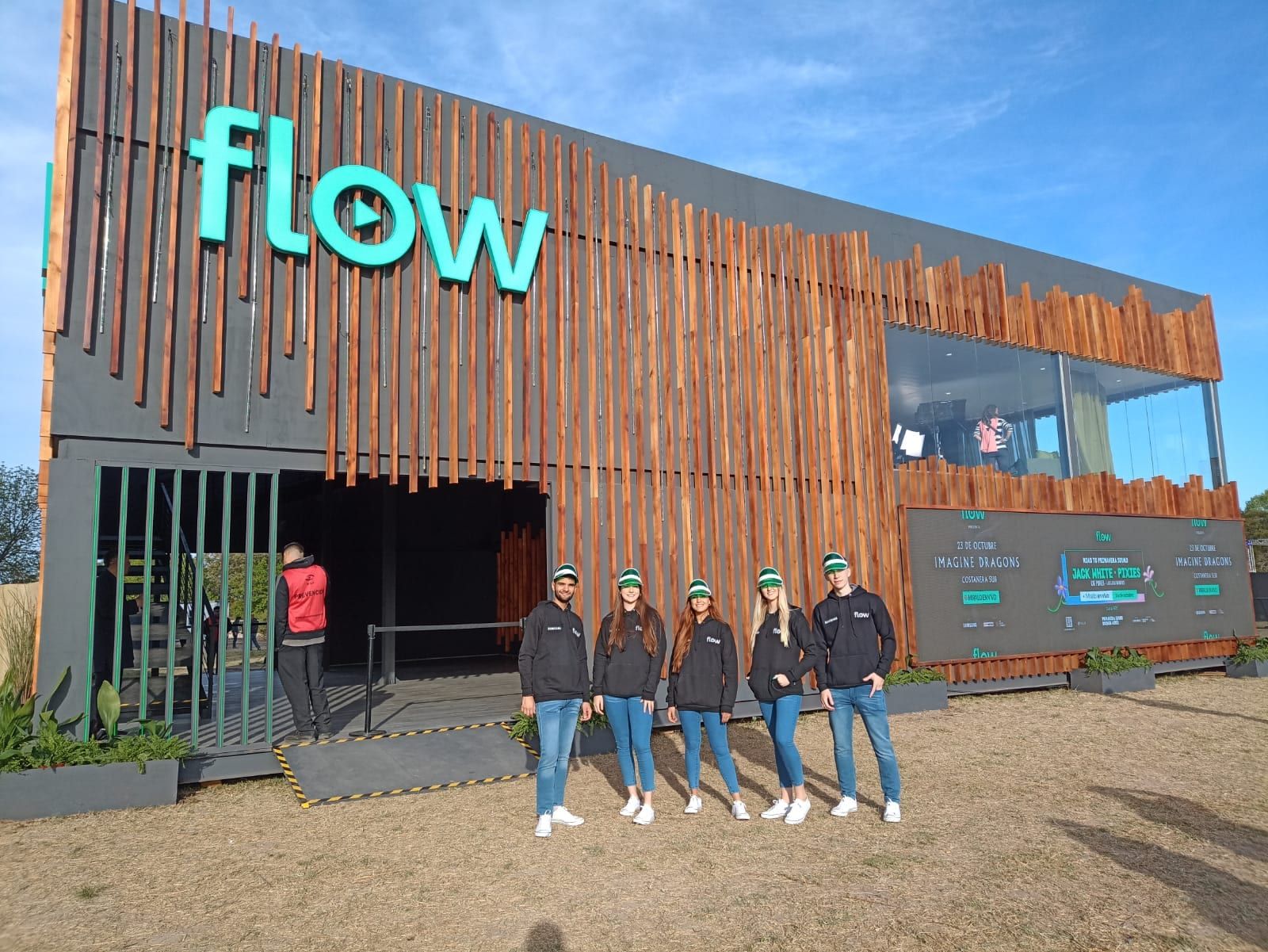 Stand de Flow en Primavera Sound de día, con el equipo de promotores en la puerta