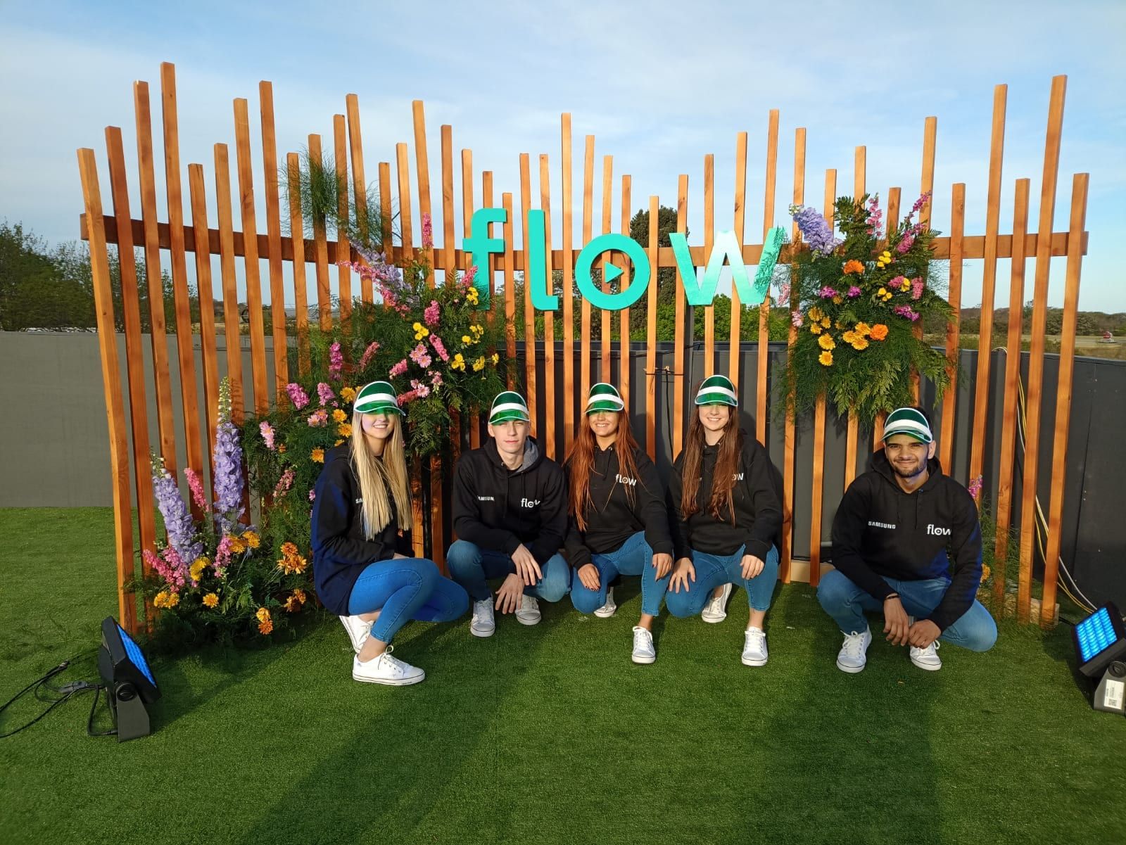 Equipo de promotores de Flow frente al stand