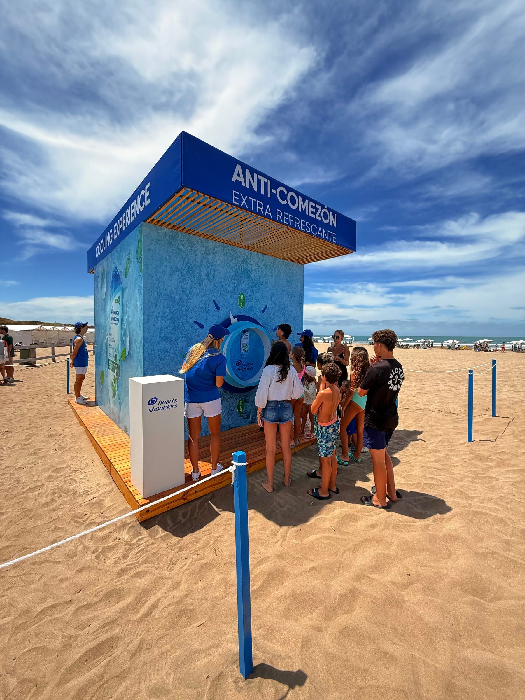 Módulo Anti-comezón de Head & Shoulders con duchas sobre la arena del Balneario Cabolargo