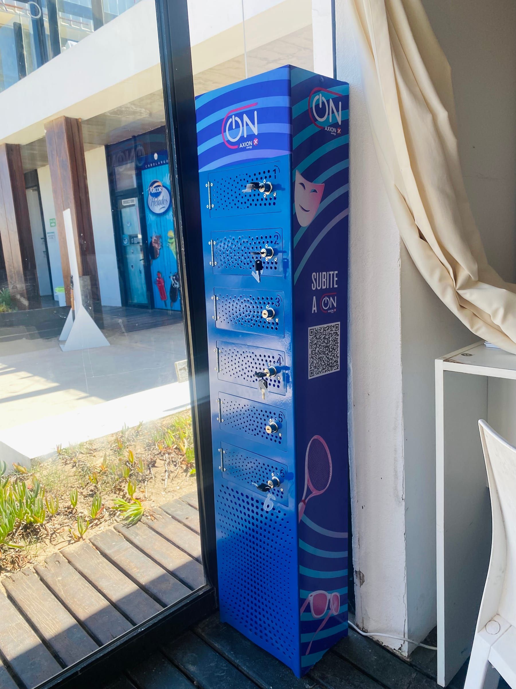 Tótem de Axion ON en el balneario, con promoción y código QR