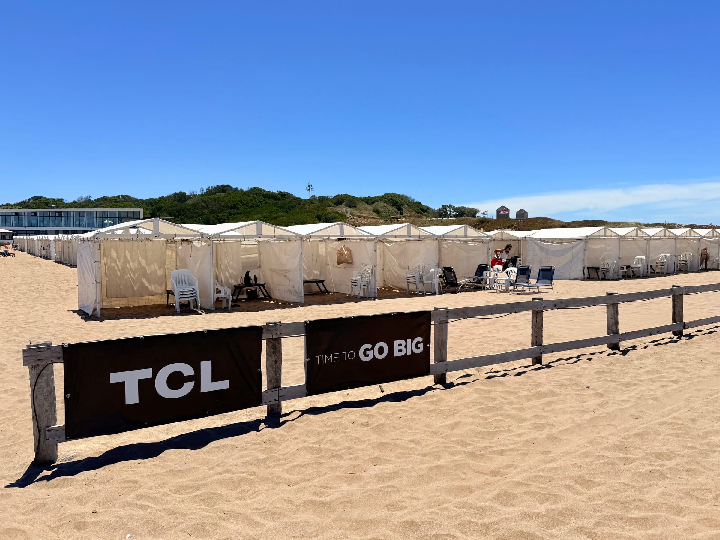 Cartel de TCL en el frente del balneario, sobre la playa