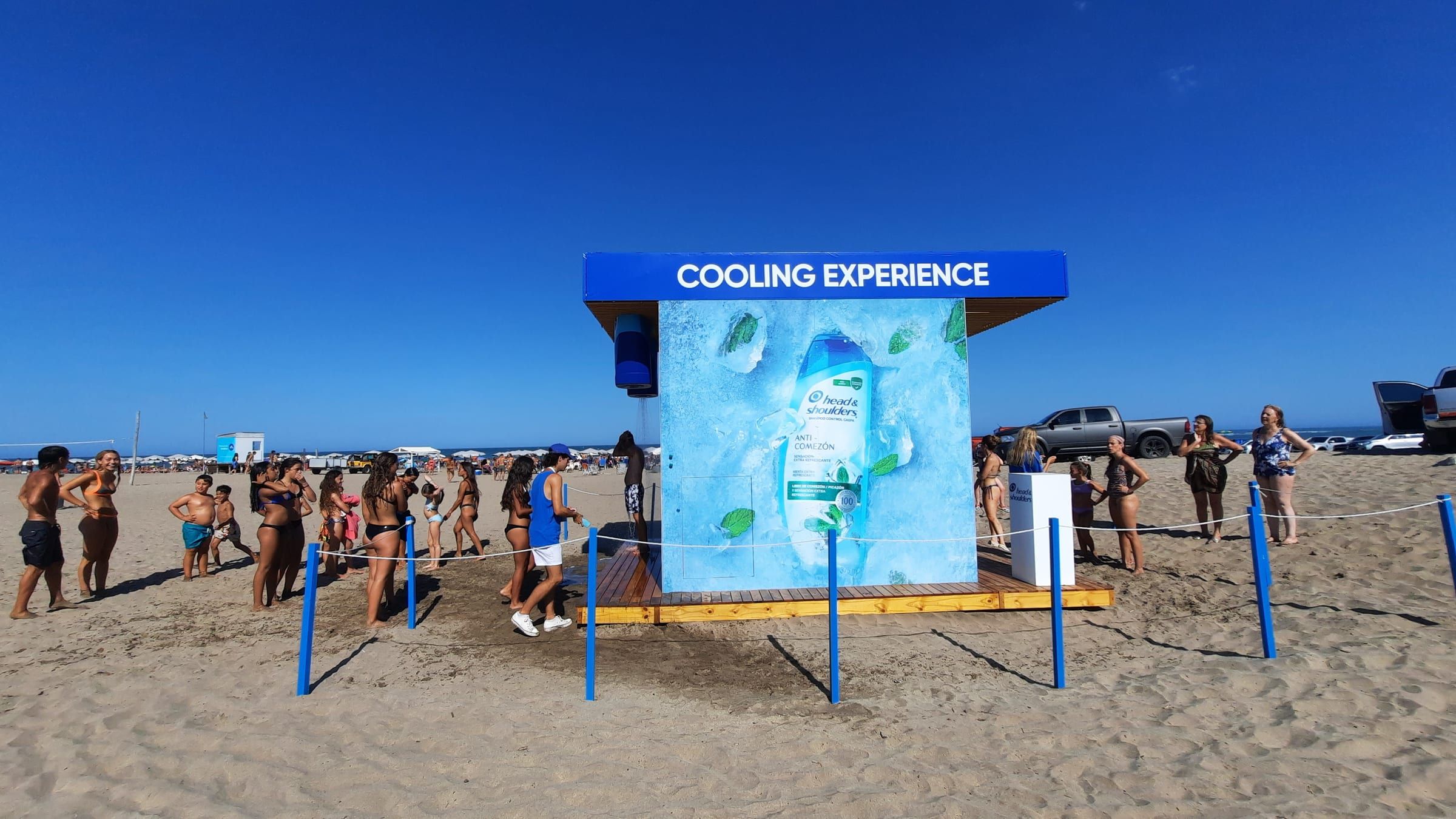 Cabina Cooling Experience de Head & Shoulders en la arena, con gente en malla