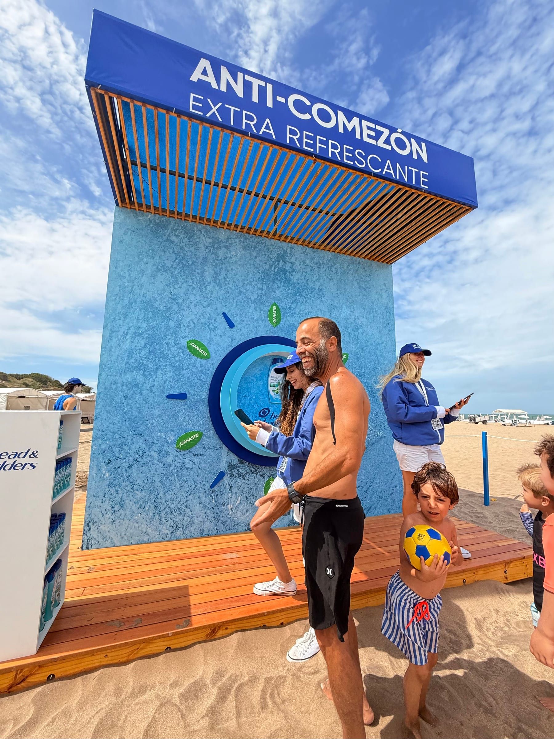 Promotora de Head & Shoulders en el módulo de la marca, al atardecer