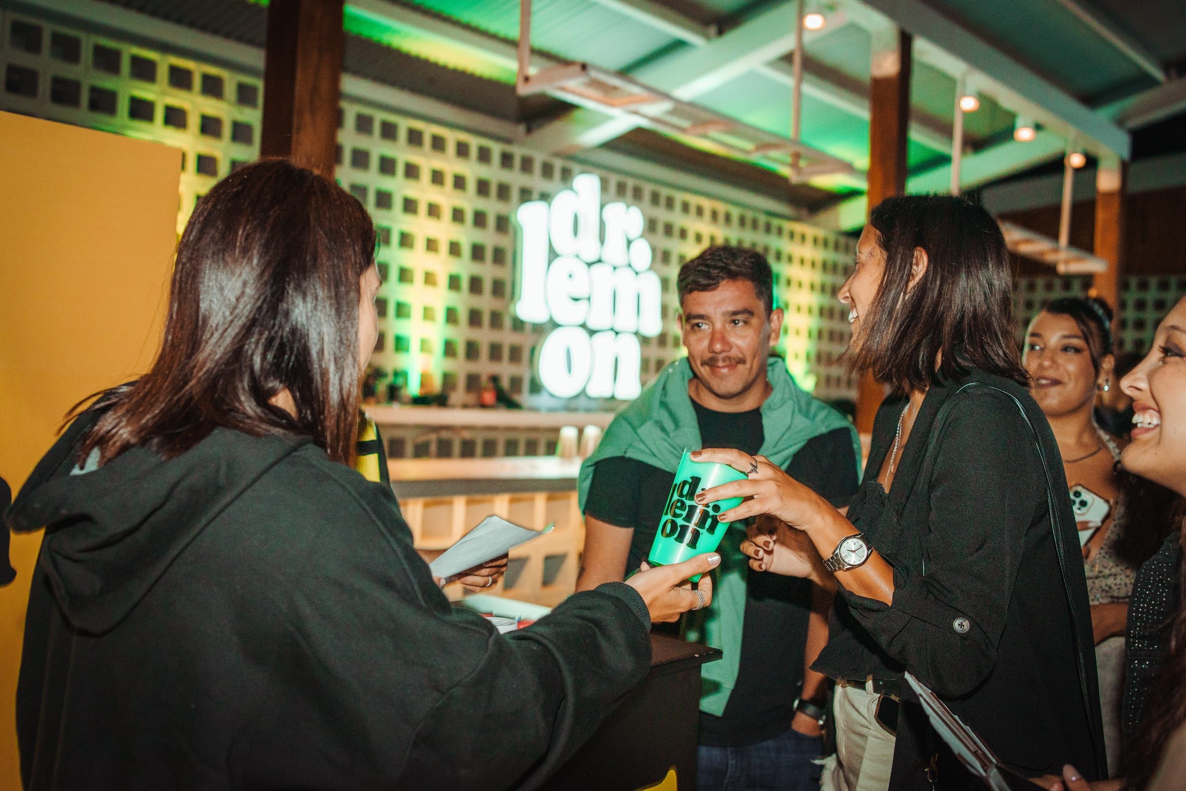 Promotoras repartiendo Dr. Lemon entre el público del bar