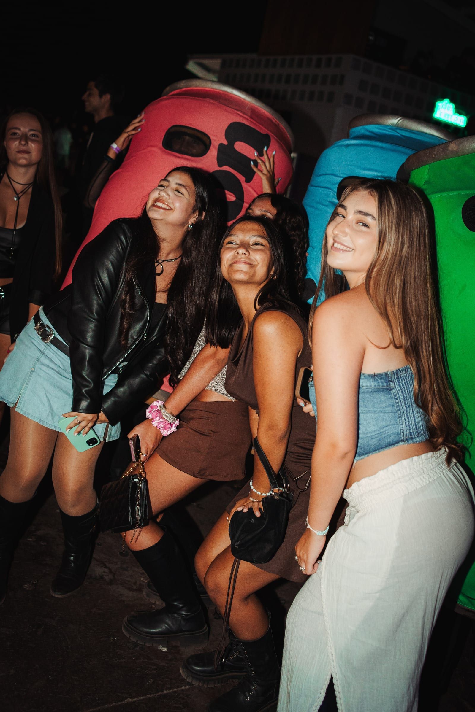 Grupo de amigas con latas de Dr. Lemon en el boliche