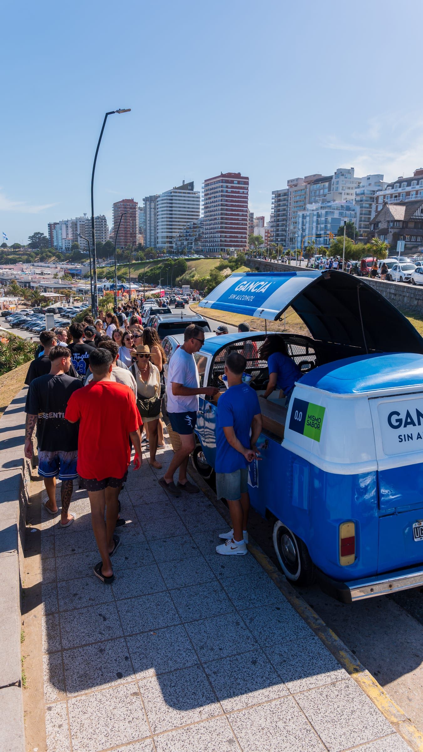 Kombi de Gancia con público en la costa de Mar del Plata