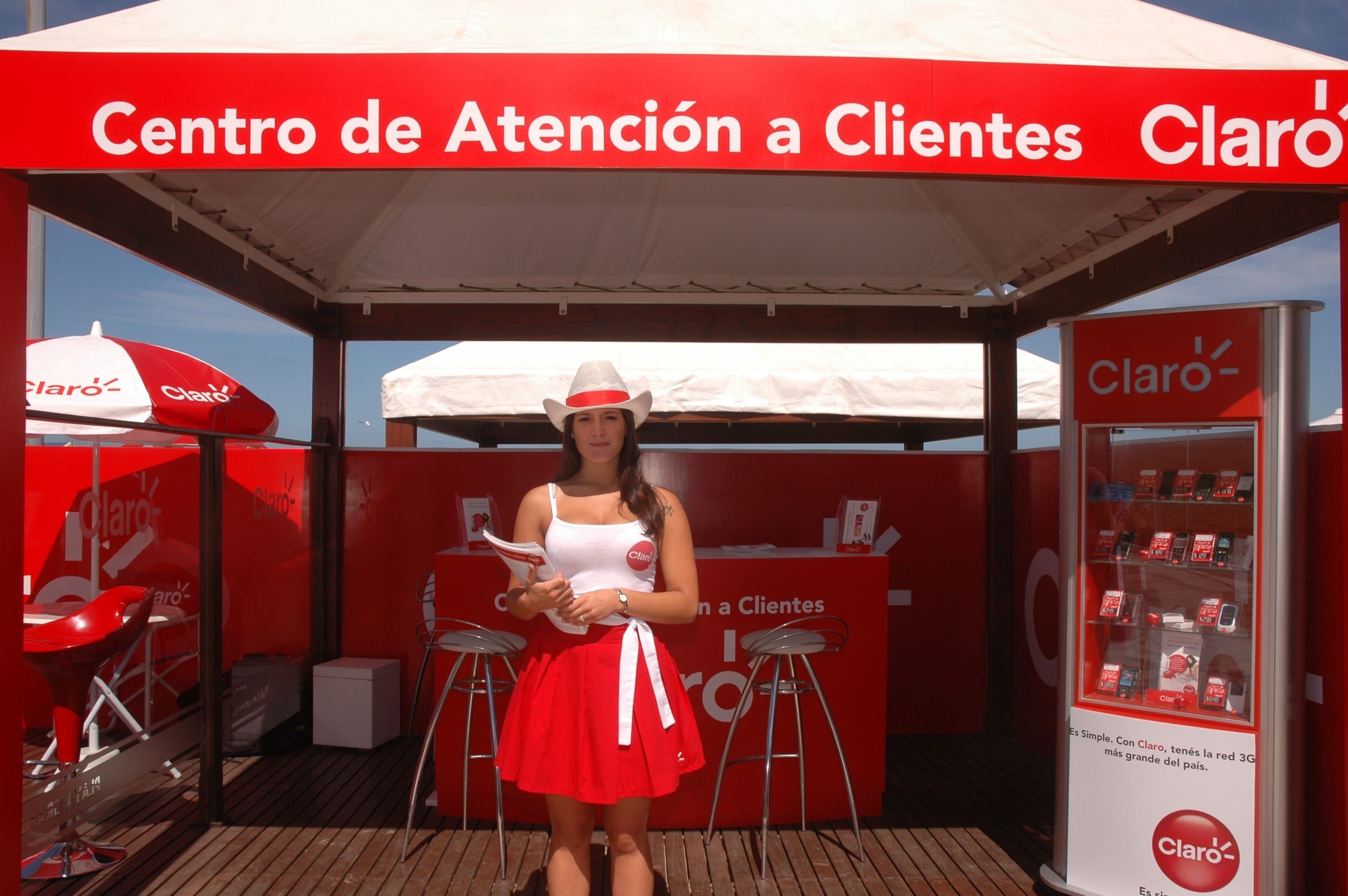 Centro de Atención a Clientes de Claro montado en la vía pública, con promotora