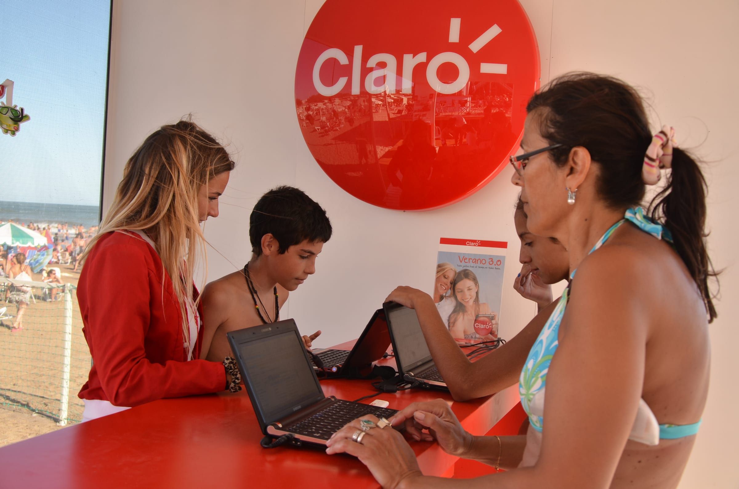 Asesores atendiendo en el centro de experiencia de Claro