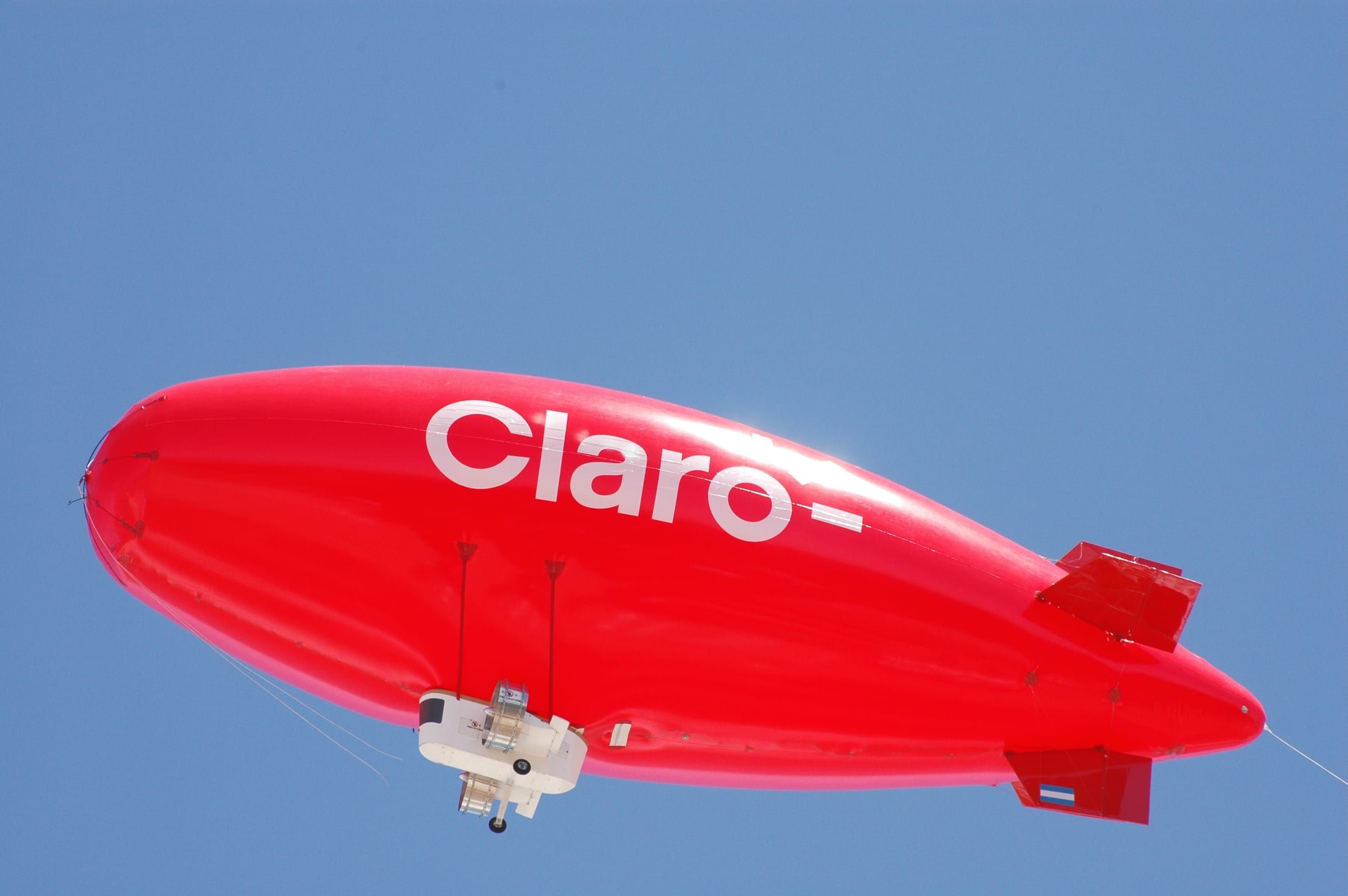 Dirigible de Claro sobrevolando la ciudad