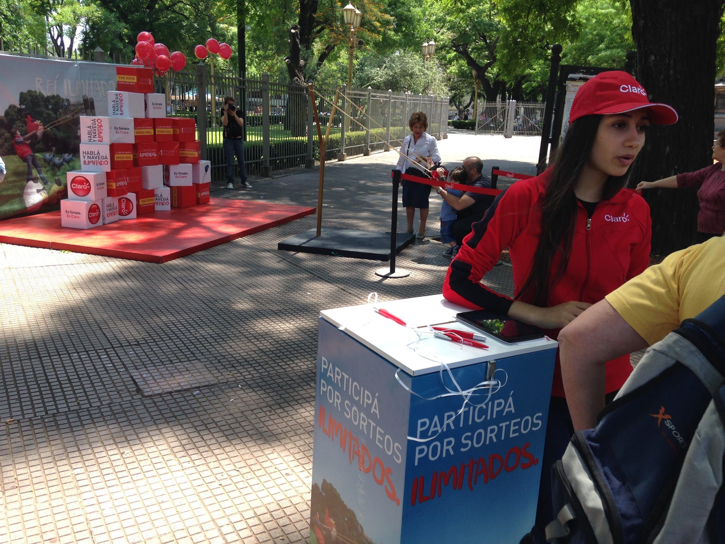 Puesto de Claro en la plaza con promotora y gráfica de la campaña