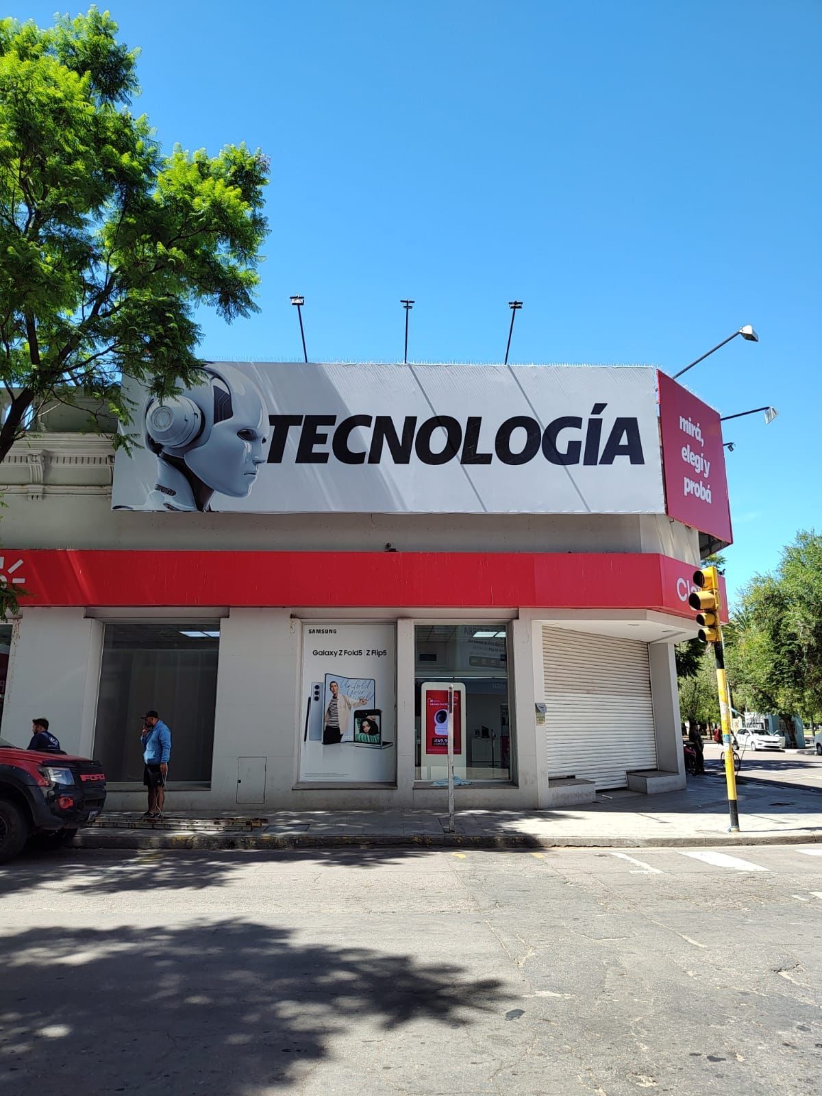 Fachada de un local de Claro con el cartel Tecnología en altura y vidrieras gráficas