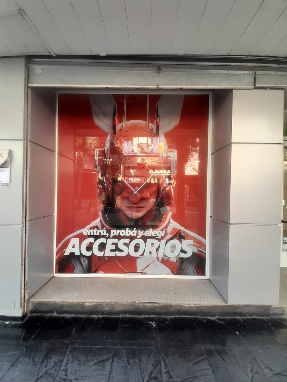 Vidriera de Claro con la gráfica de accesorios