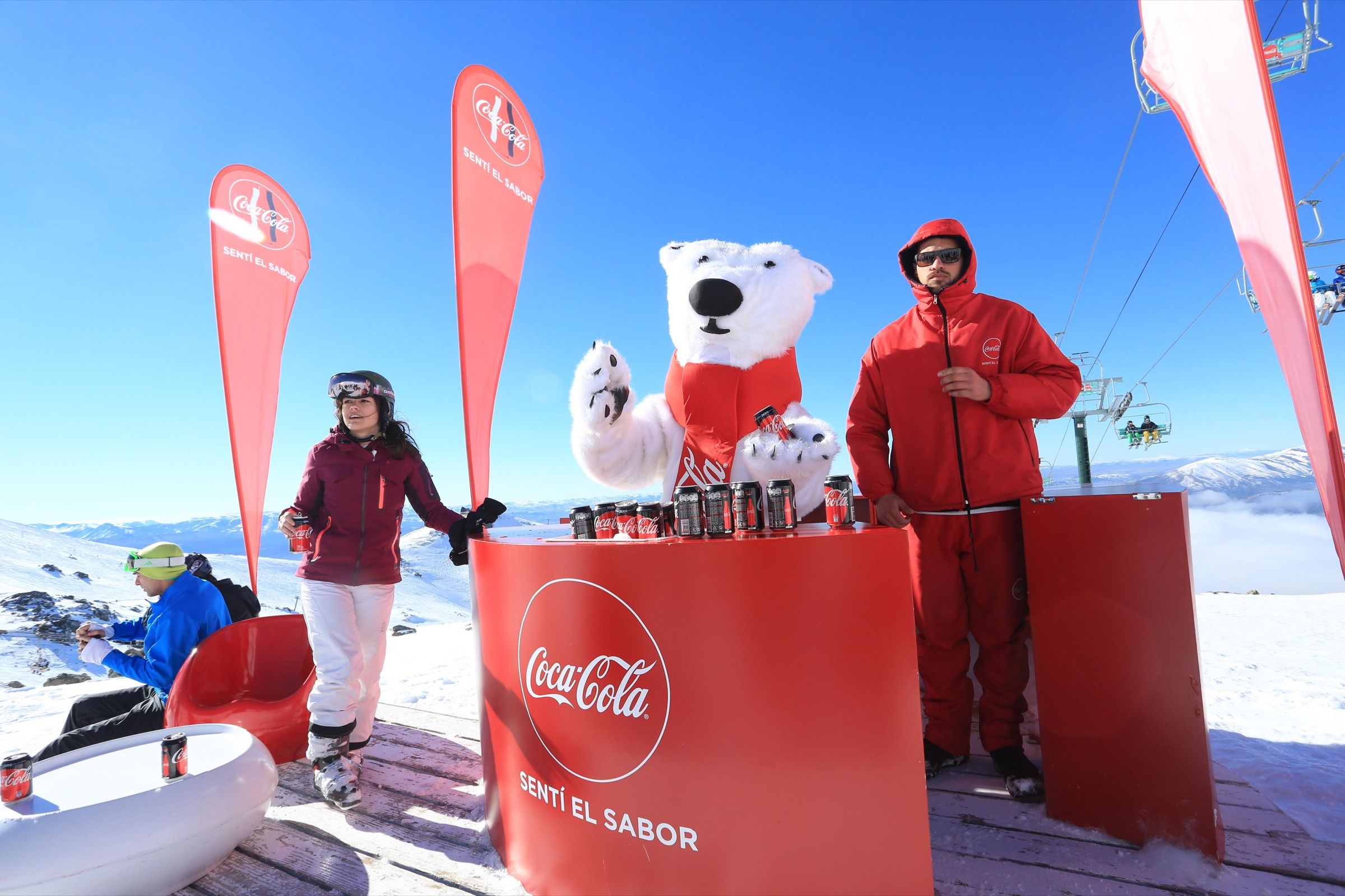 Oso polar de Coca-Cola en la barra del parador, en la cima del Cerro Catedral