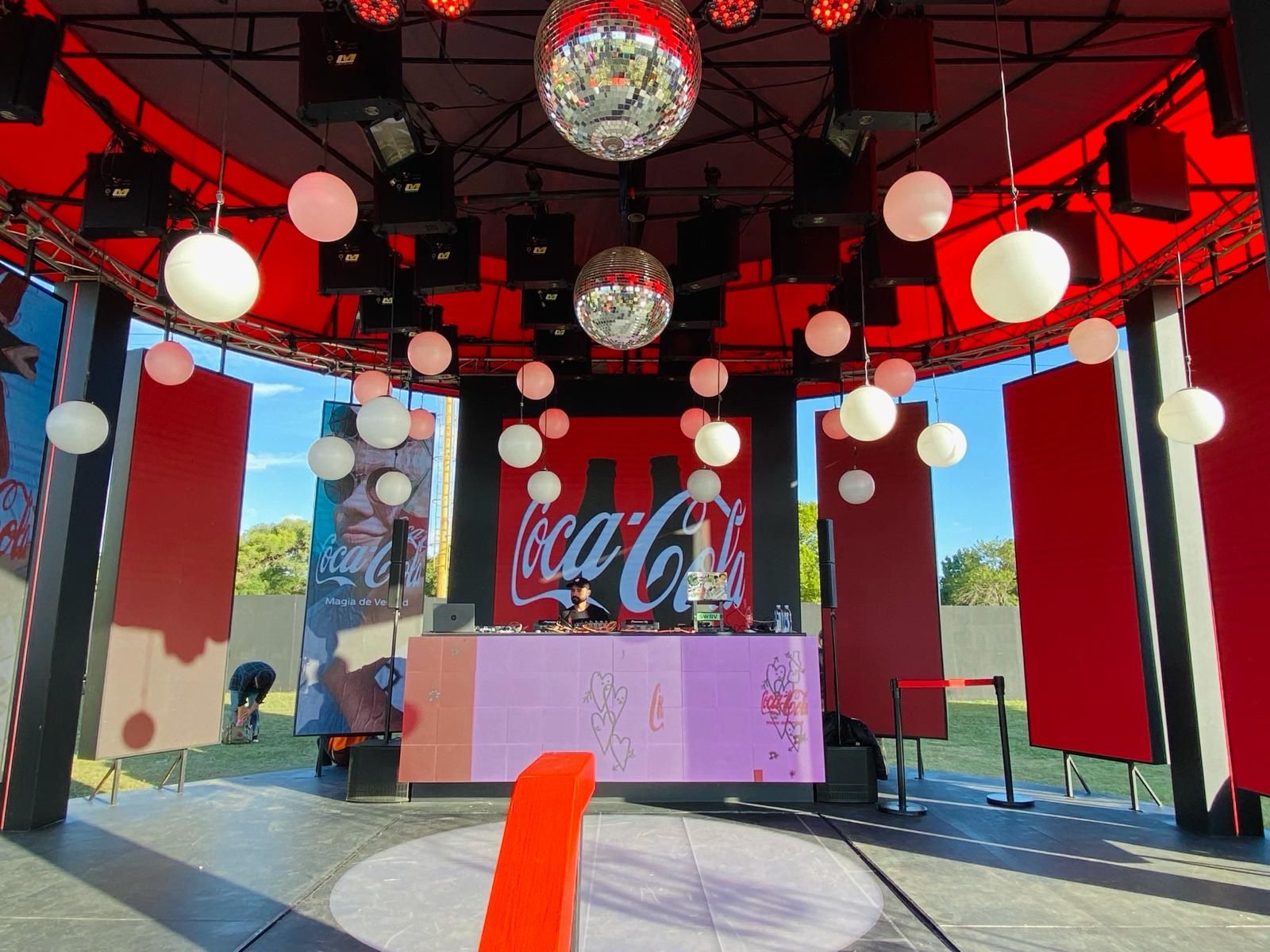 Interior del domo de Coca-Cola con bola de espejos y la cabina del DJ