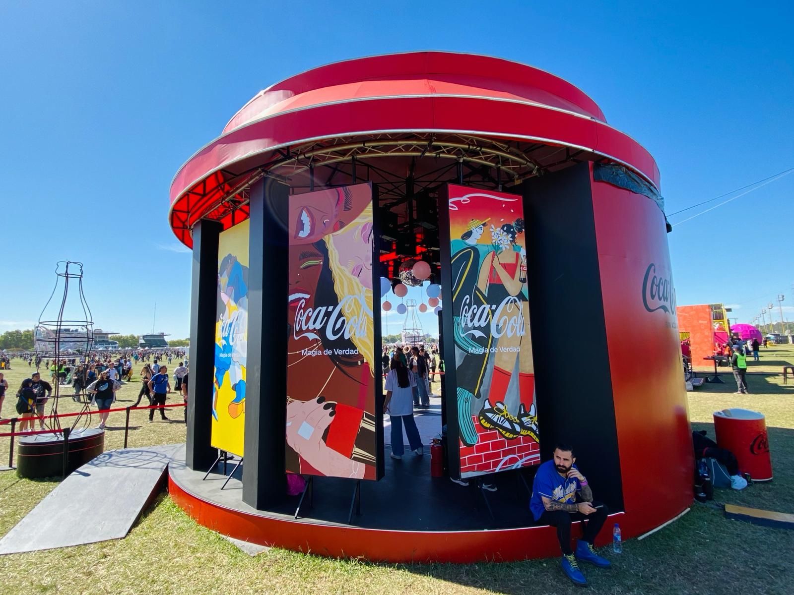 Domo rojo de Coca-Cola con paneles ilustrados en el predio de Lollapalooza