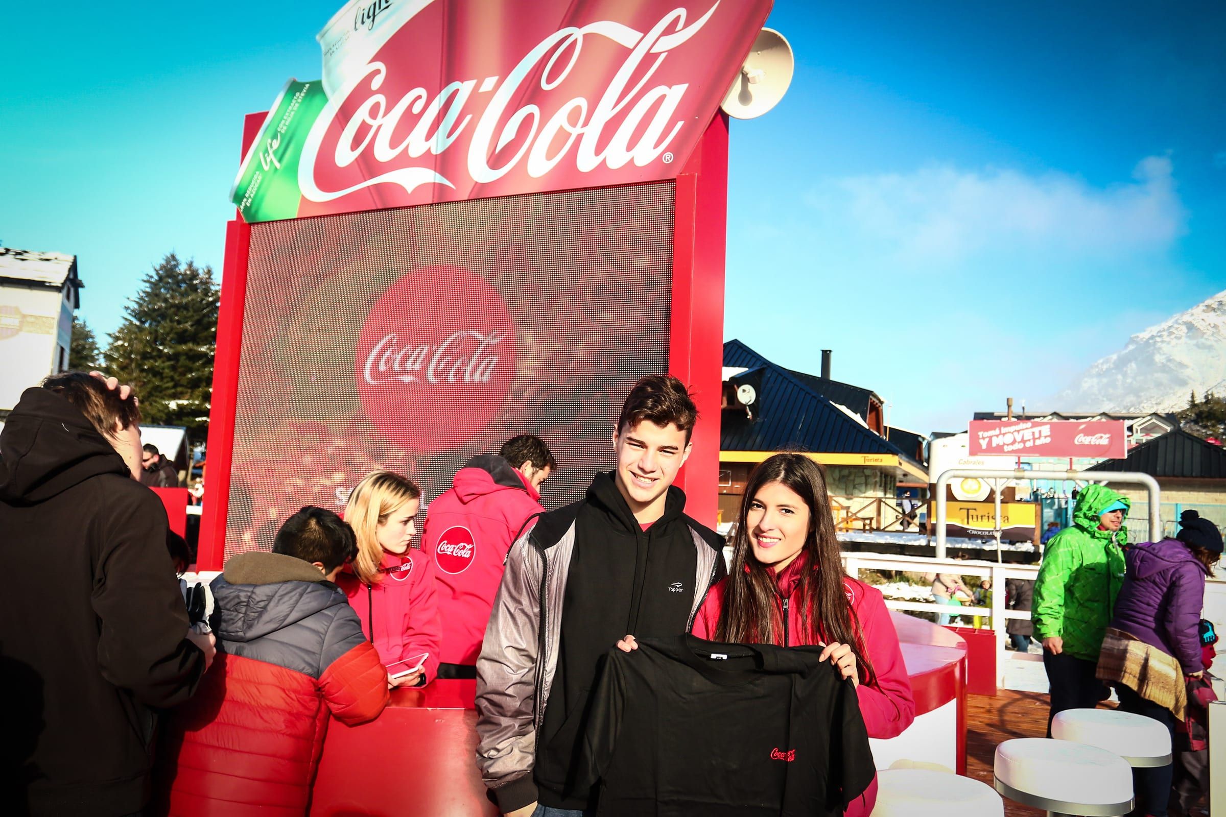 Pantalla gigante de Coca-Cola en el parador de nieve