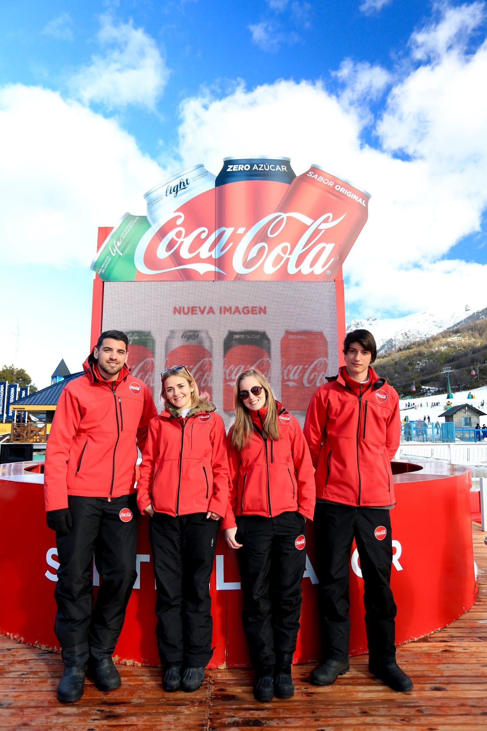 Promotores de Coca-Cola frente al parador en el Cerro Catedral