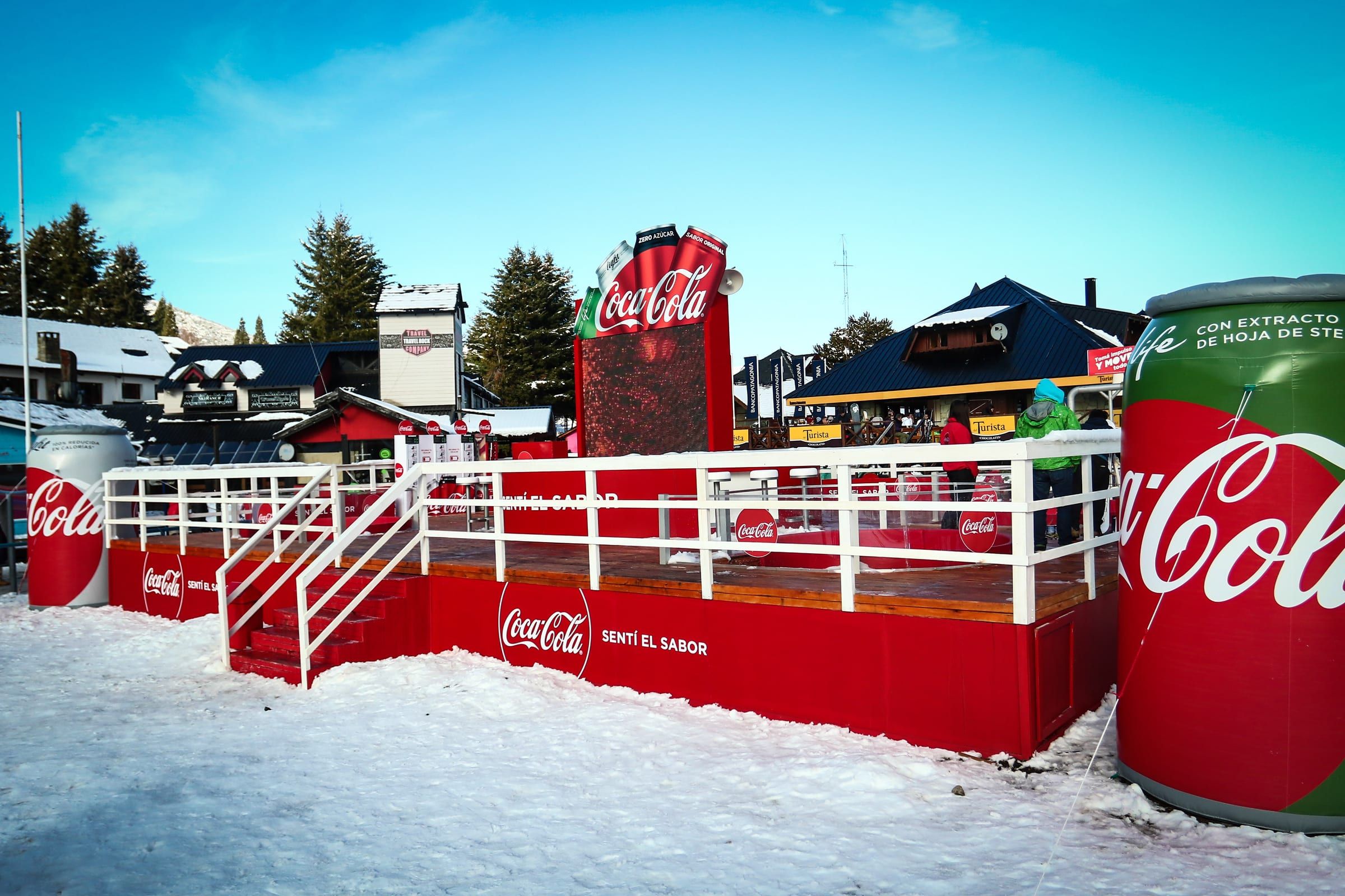 Deck del parador de Coca-Cola con vista al cerro