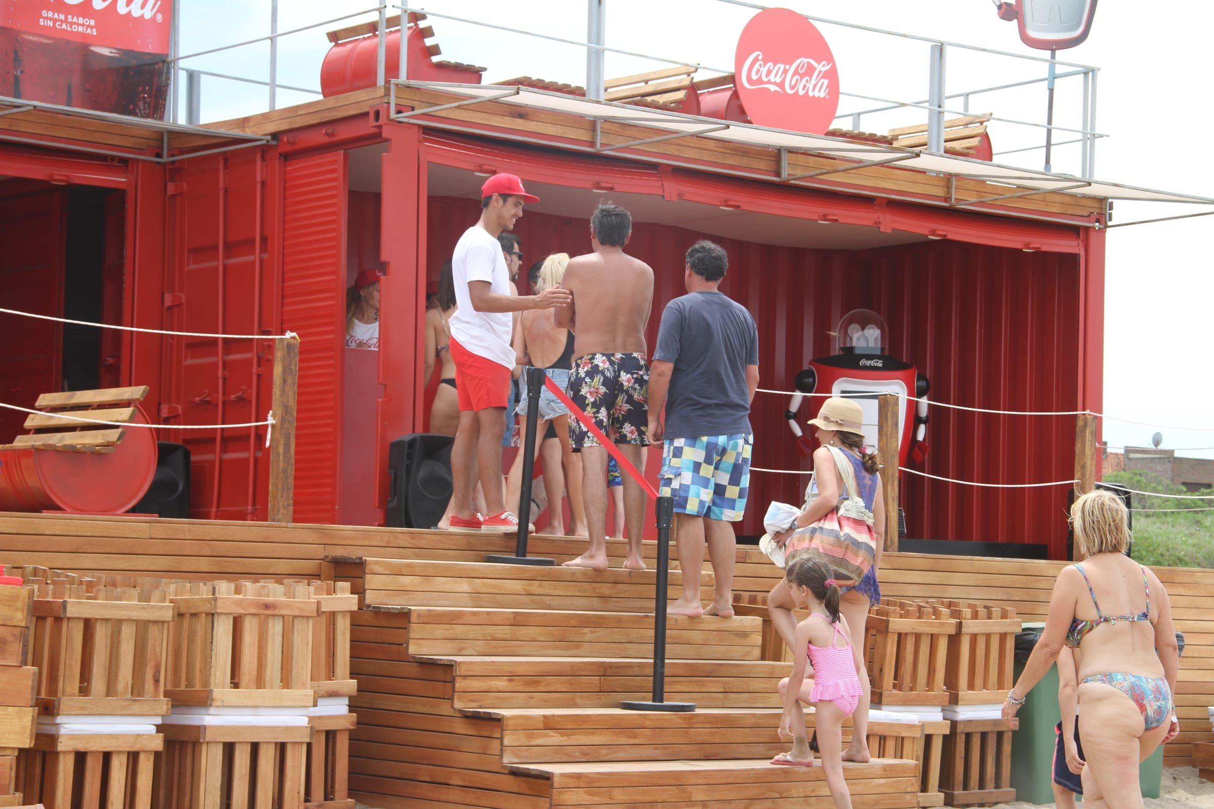 Público en el deck del parador de Coca-Cola