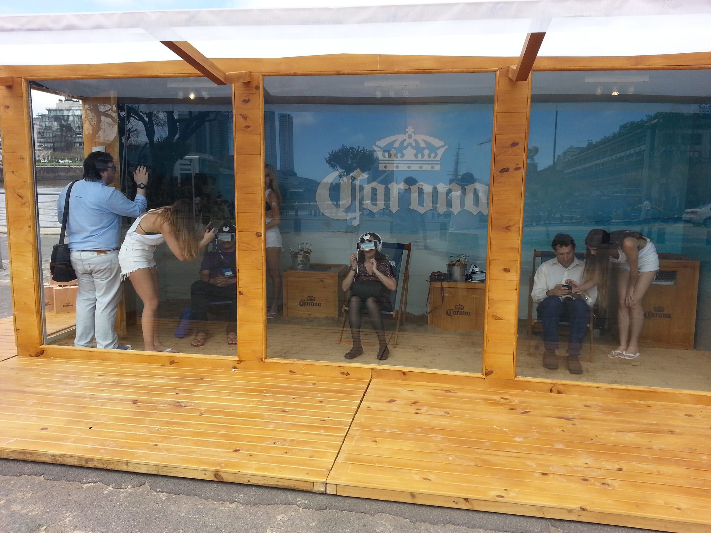 Container de madera de Corona con frente vidriado y público adentro, en Puerto Madero