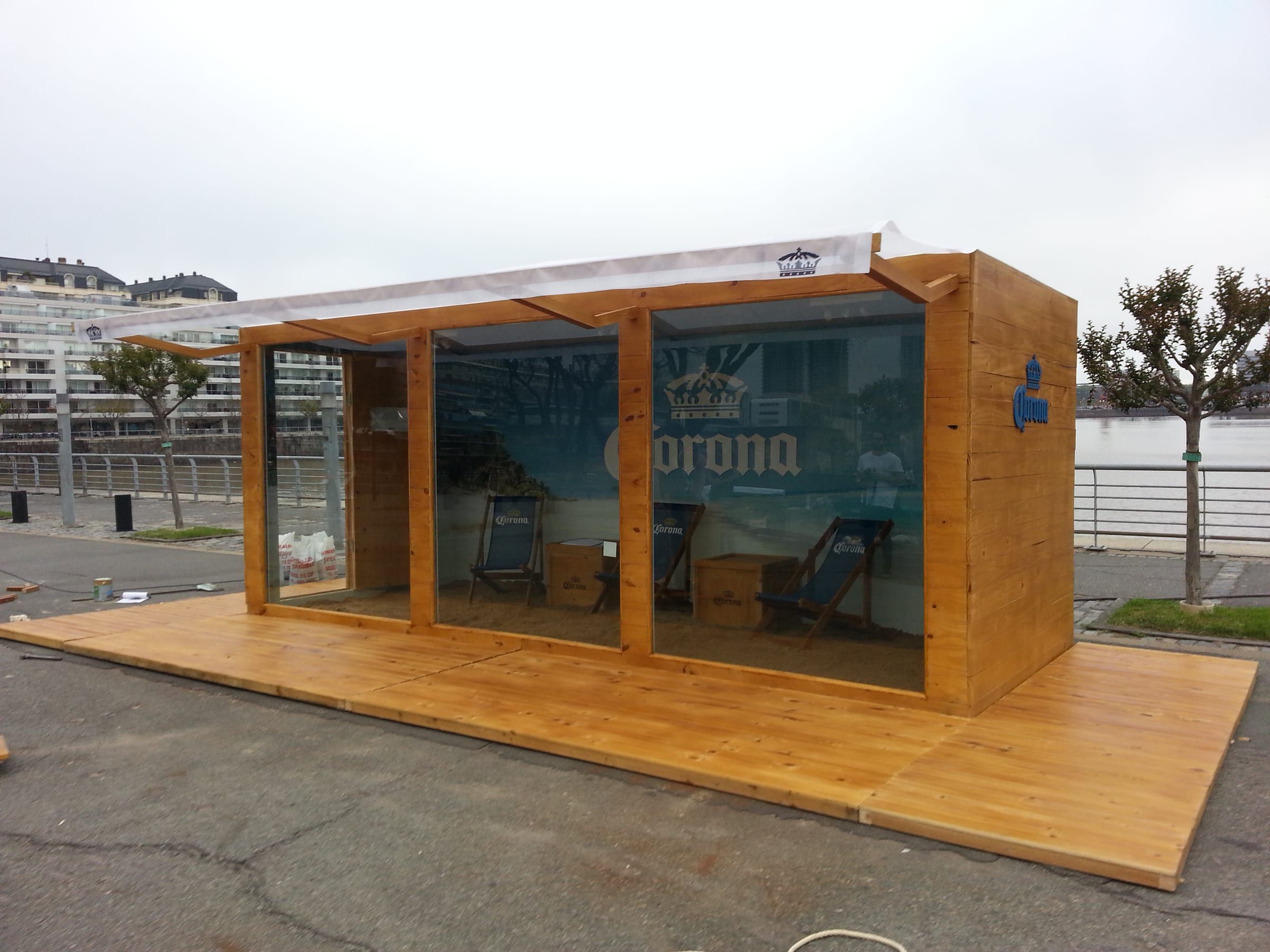 Container de Corona montado sobre deck de madera