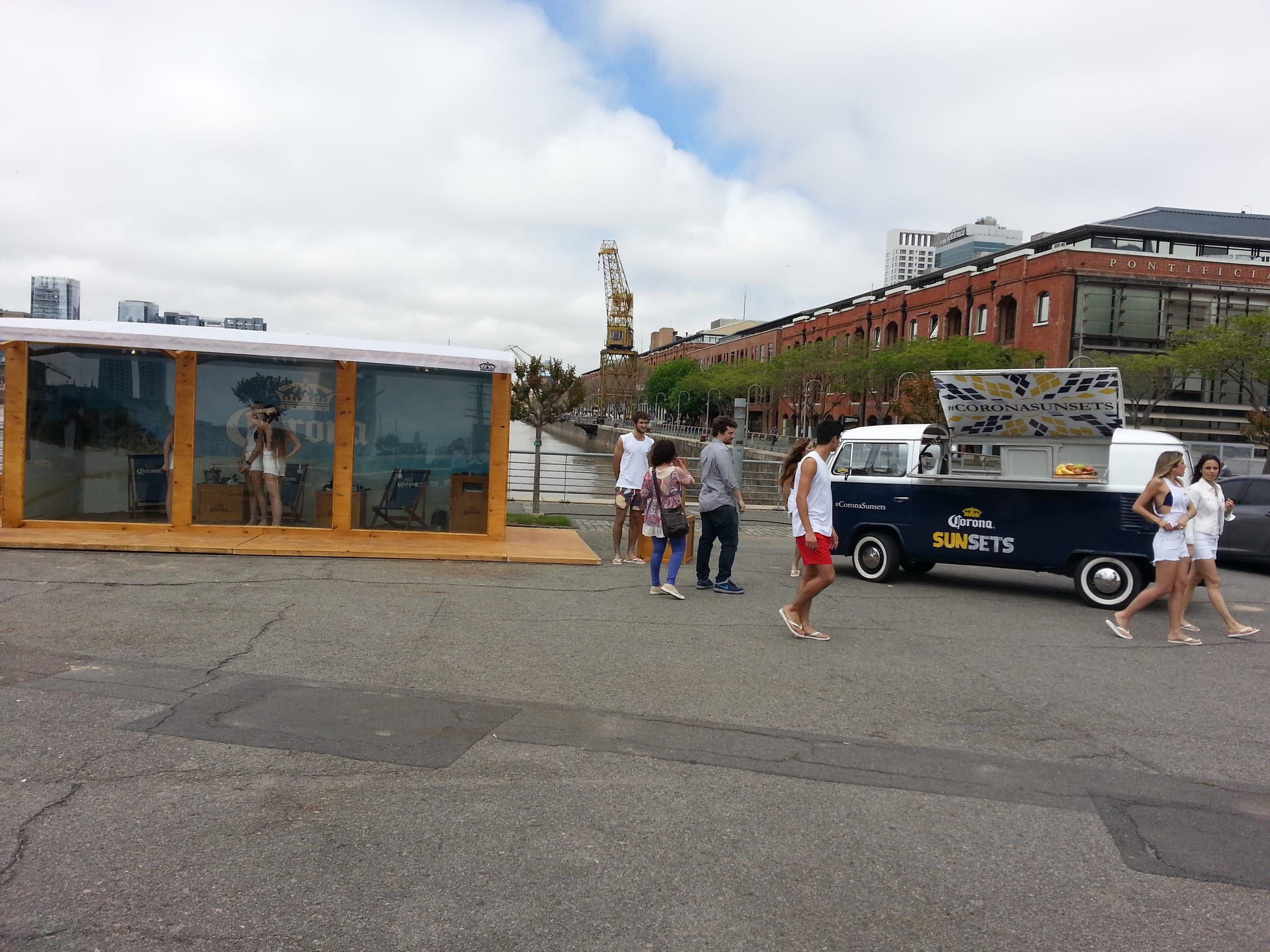 Container de Corona con la camioneta de la marca al lado