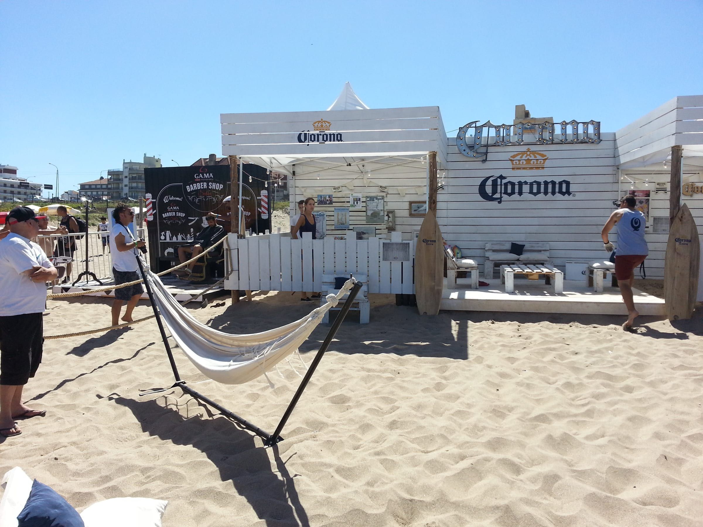 Público en el espacio de Corona en la playa