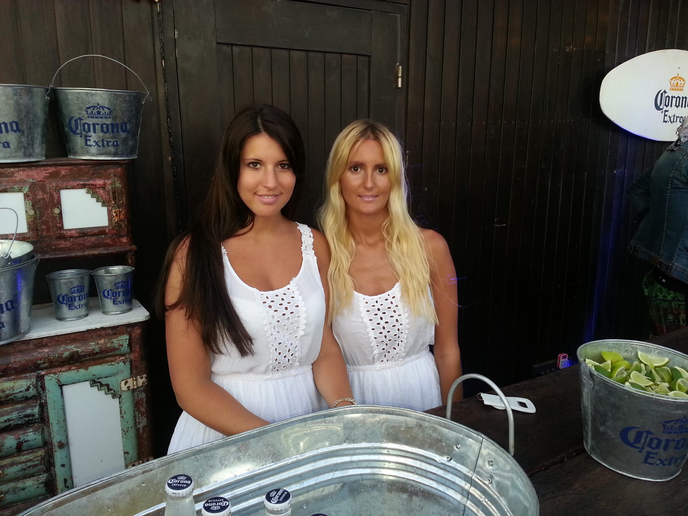 Promotoras de Corona en la barra del espacio
