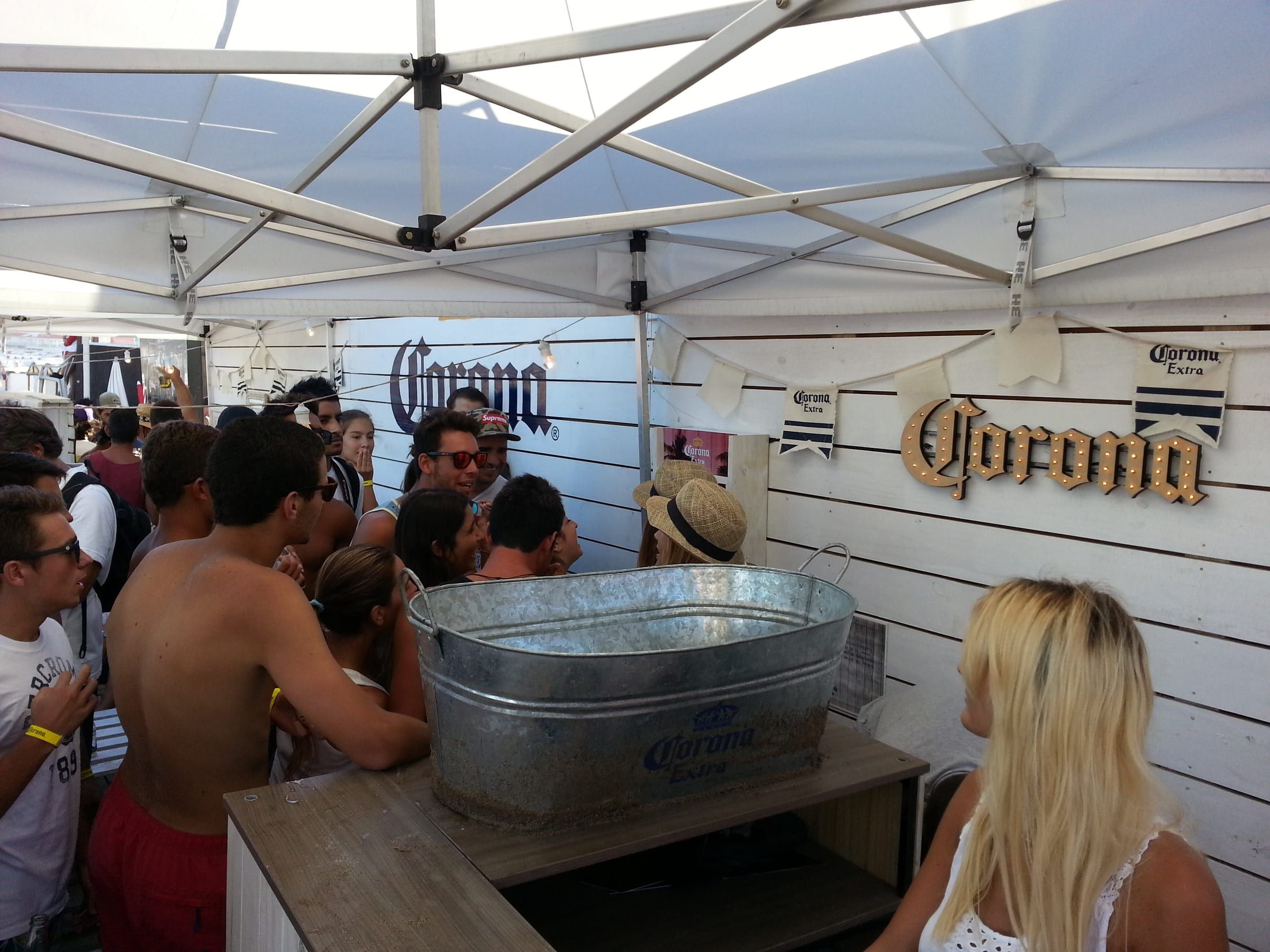 Barra de Corona con público en la carpa