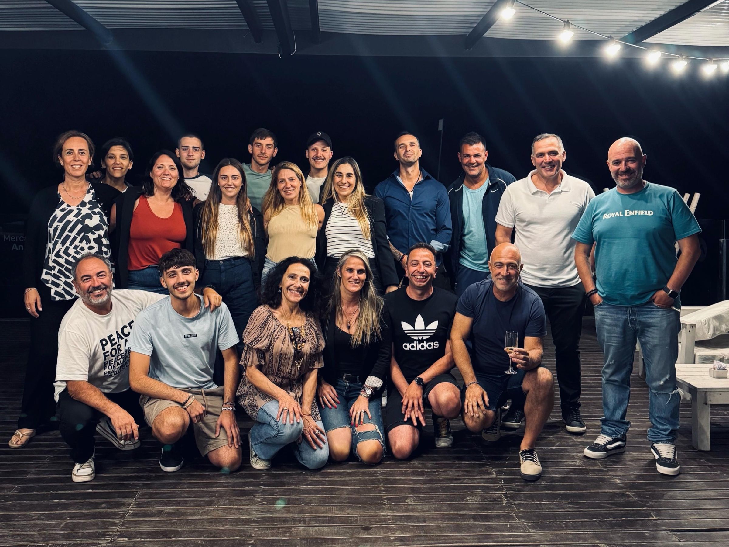 El equipo de Perfil reunido de noche en un deck
