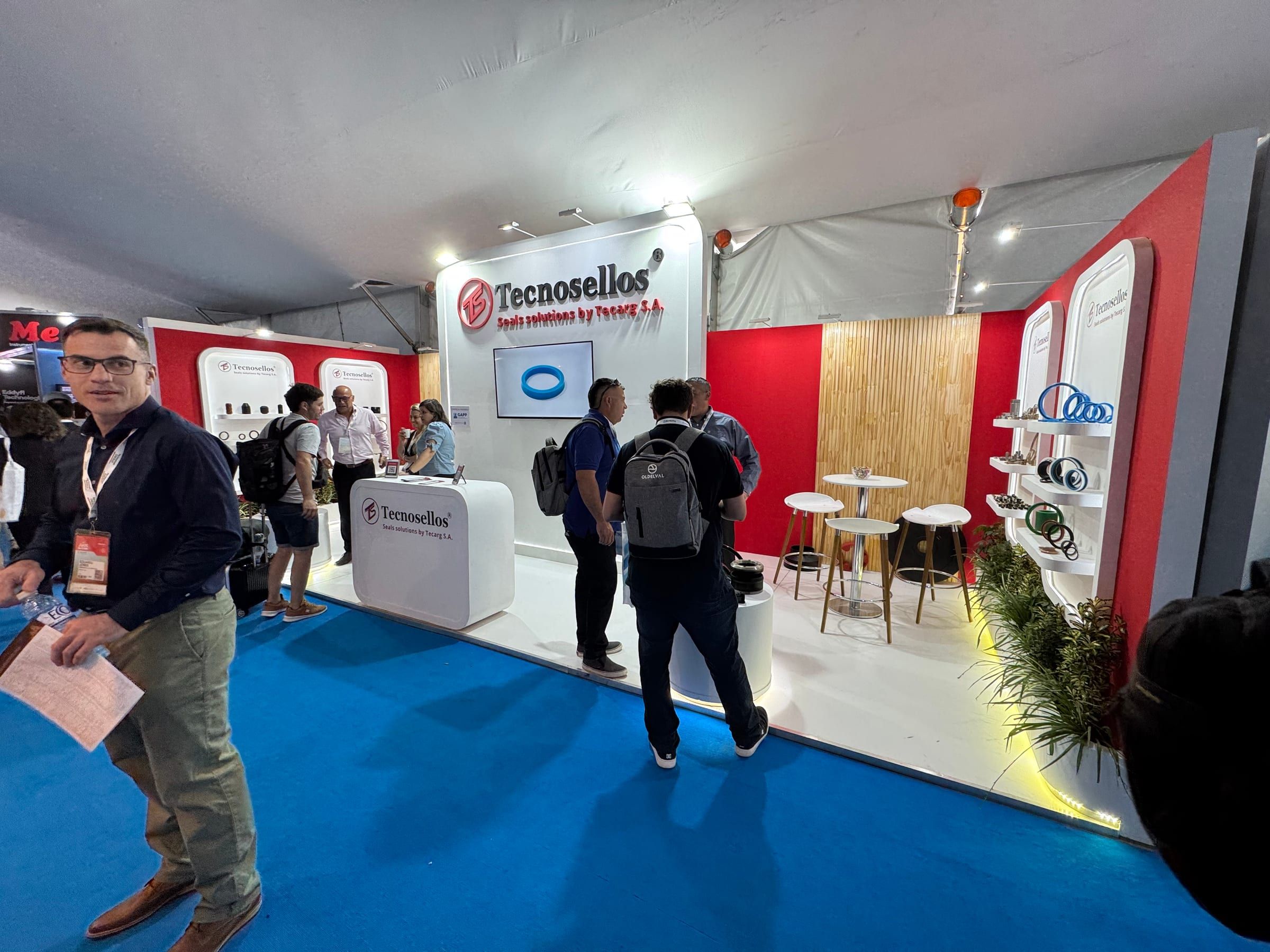 Stand de Tecnosellos en la Argentina Oil & Gas de Neuquén, con paneles rojos y madera