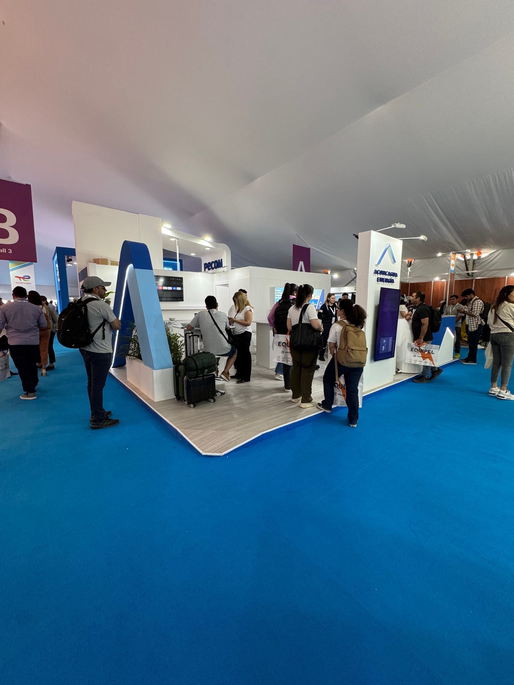 Stand de Aconcagua Energía con la A corpórea azul, en la misma feria