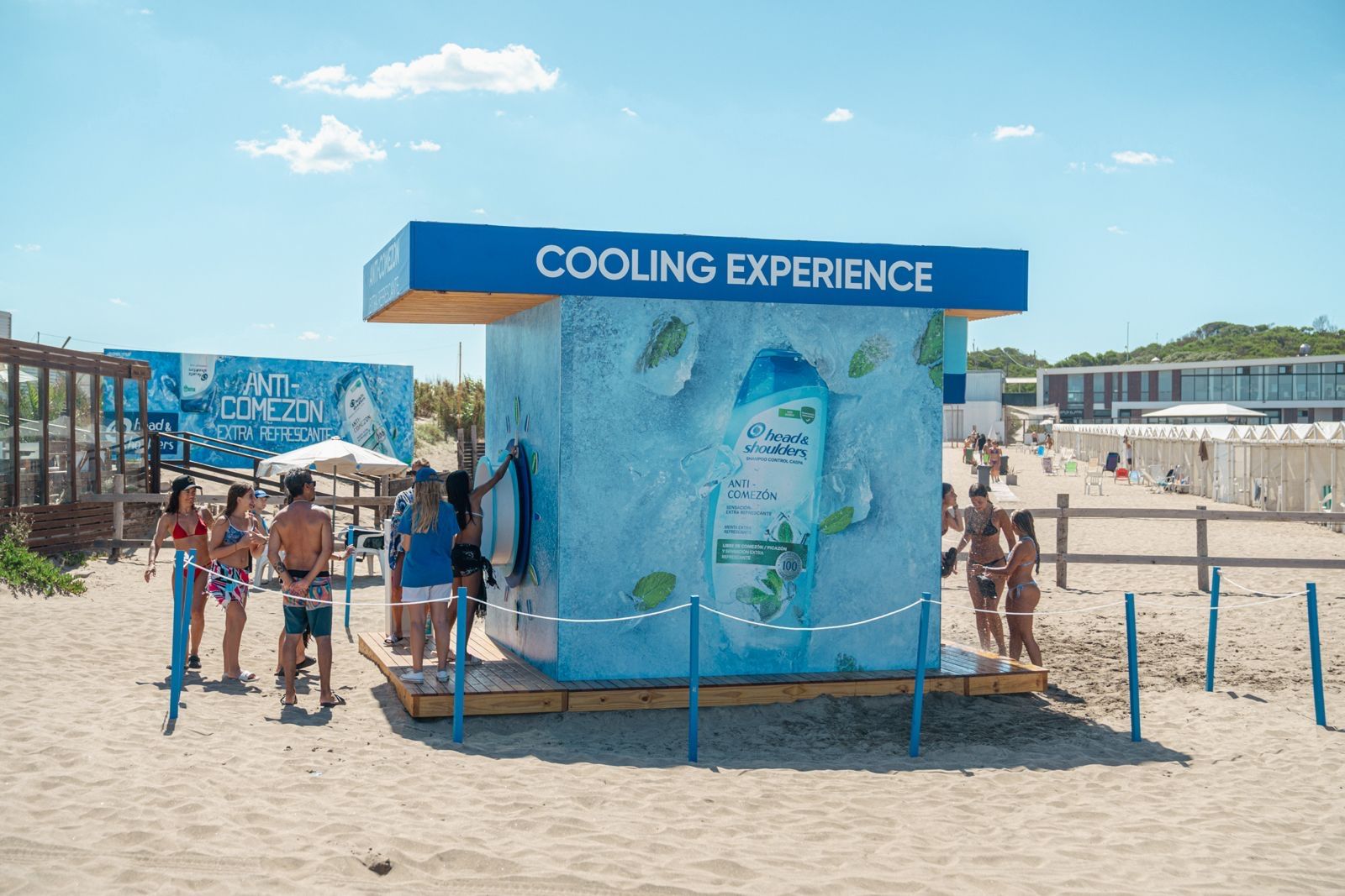 Cooling Experience de Head & Shoulders en la playa, con público haciendo fila