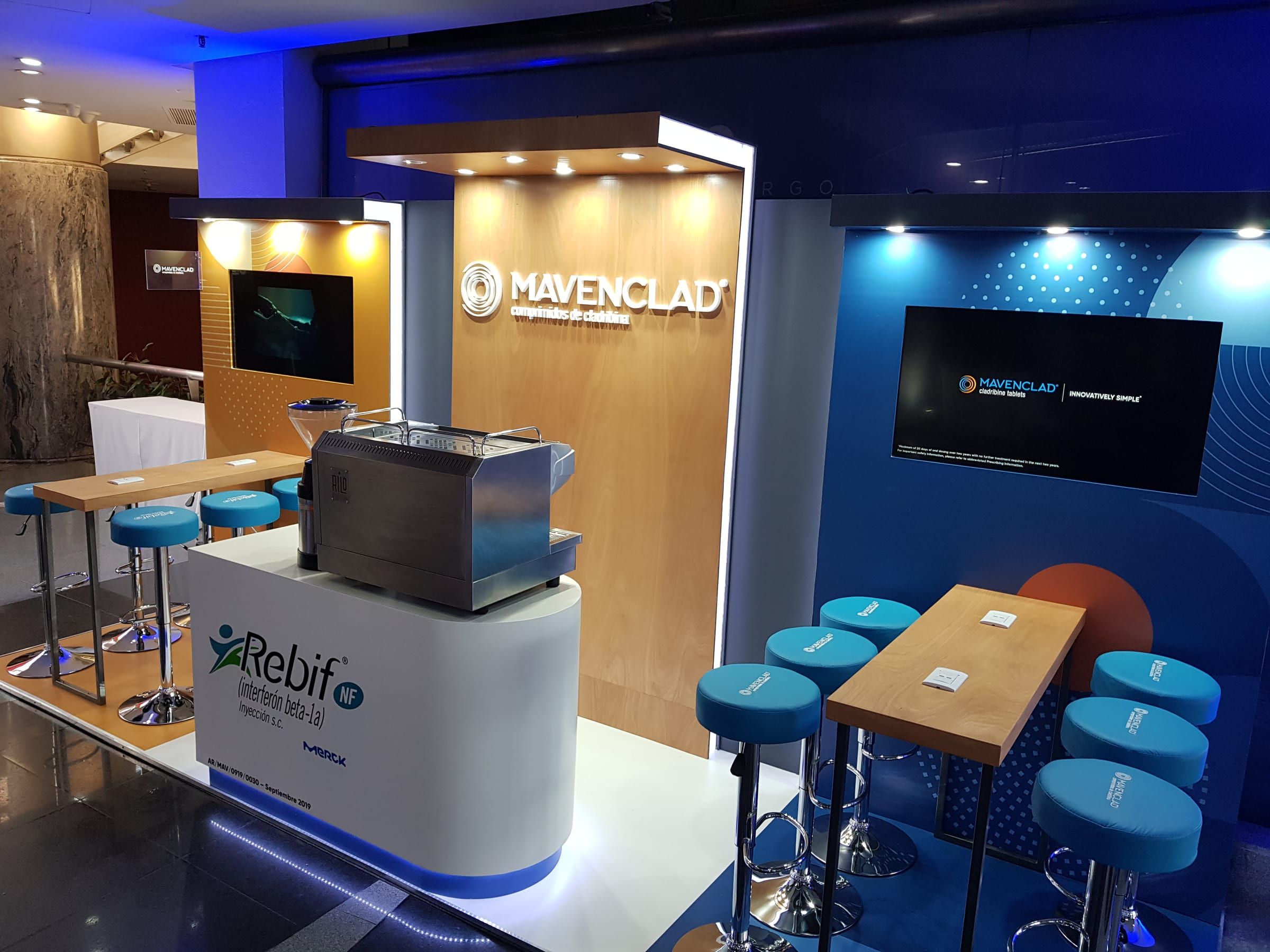 Stand de Mavenclad iluminado, con pantalla y gráfica de la marca