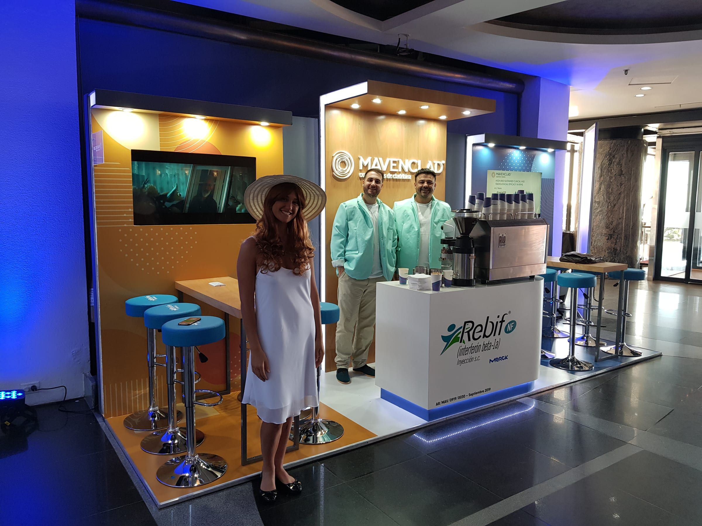 Baristas atendiendo en la barra de café del stand de Merck