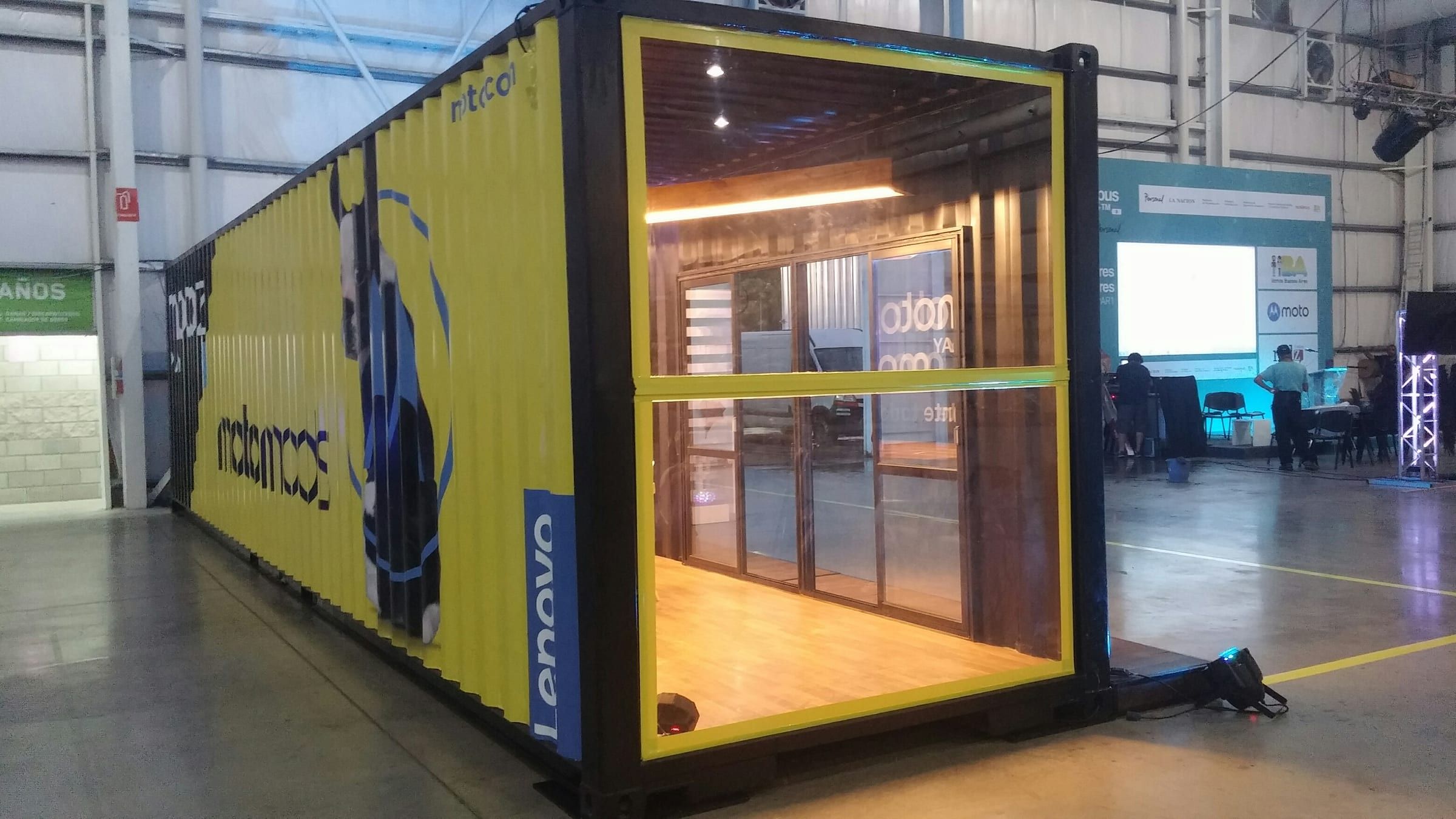 Container de Motorola con gráfica amarilla y negra y frente vidriado, montado en interior