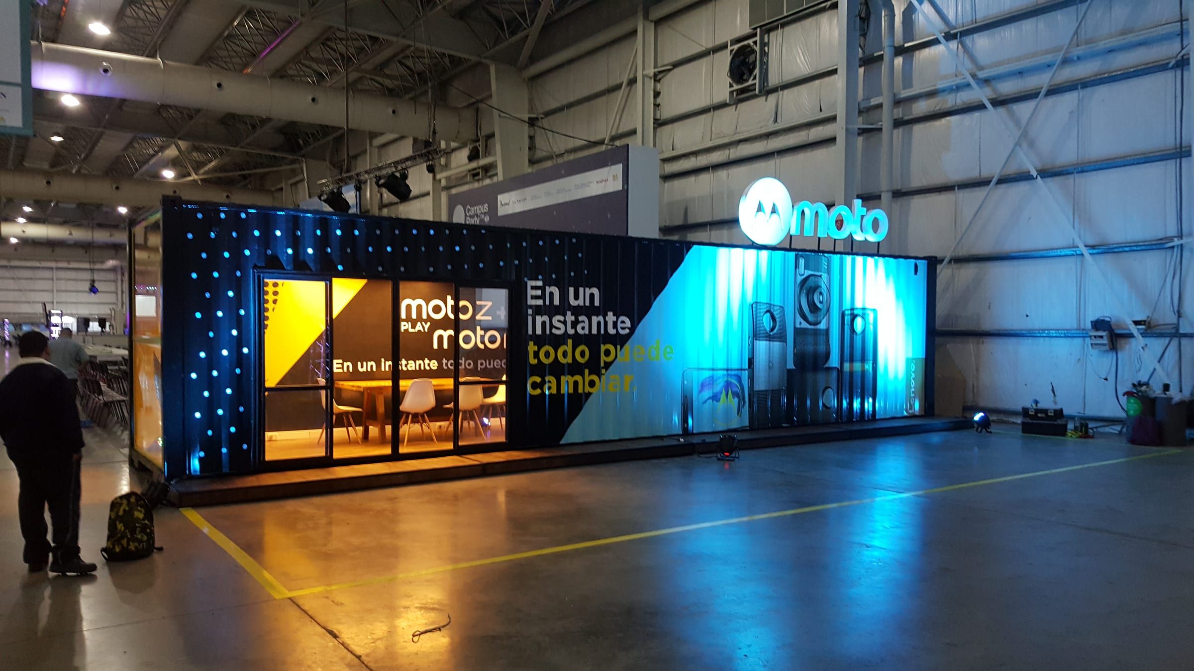 Container de experiencia Moto Z iluminado, con el mensaje En un instante todo puede cambiar