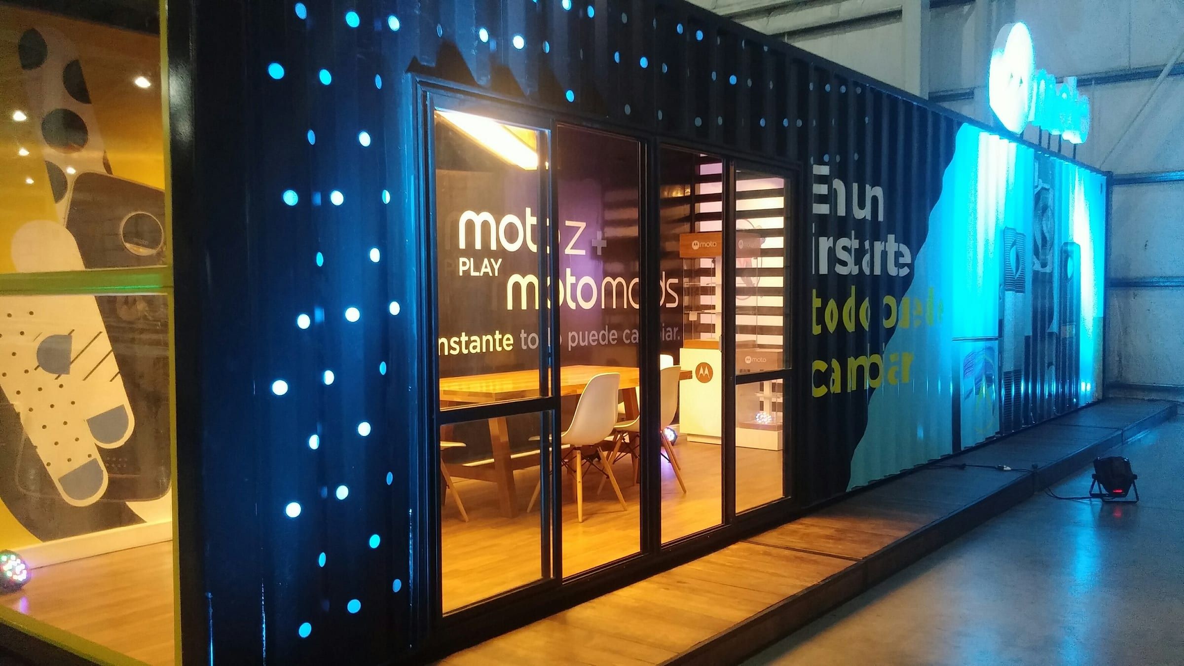 Fachada del container con panel de luces LED y vidriado hacia el interior