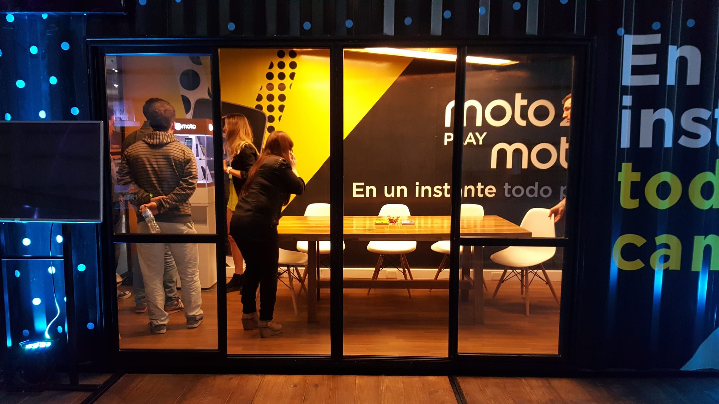 Público recorriendo el interior del container de Motorola