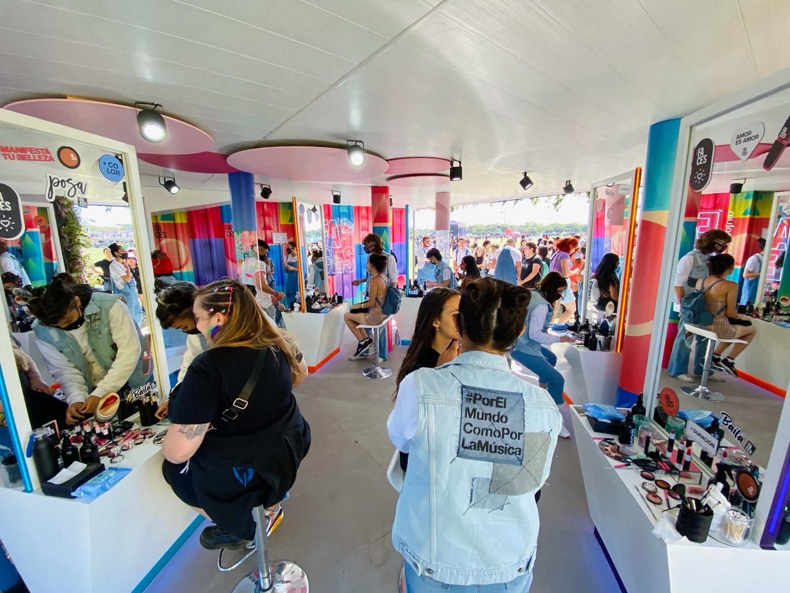 Espacio de maquillaje de Natura con espejos y público en Lollapalooza