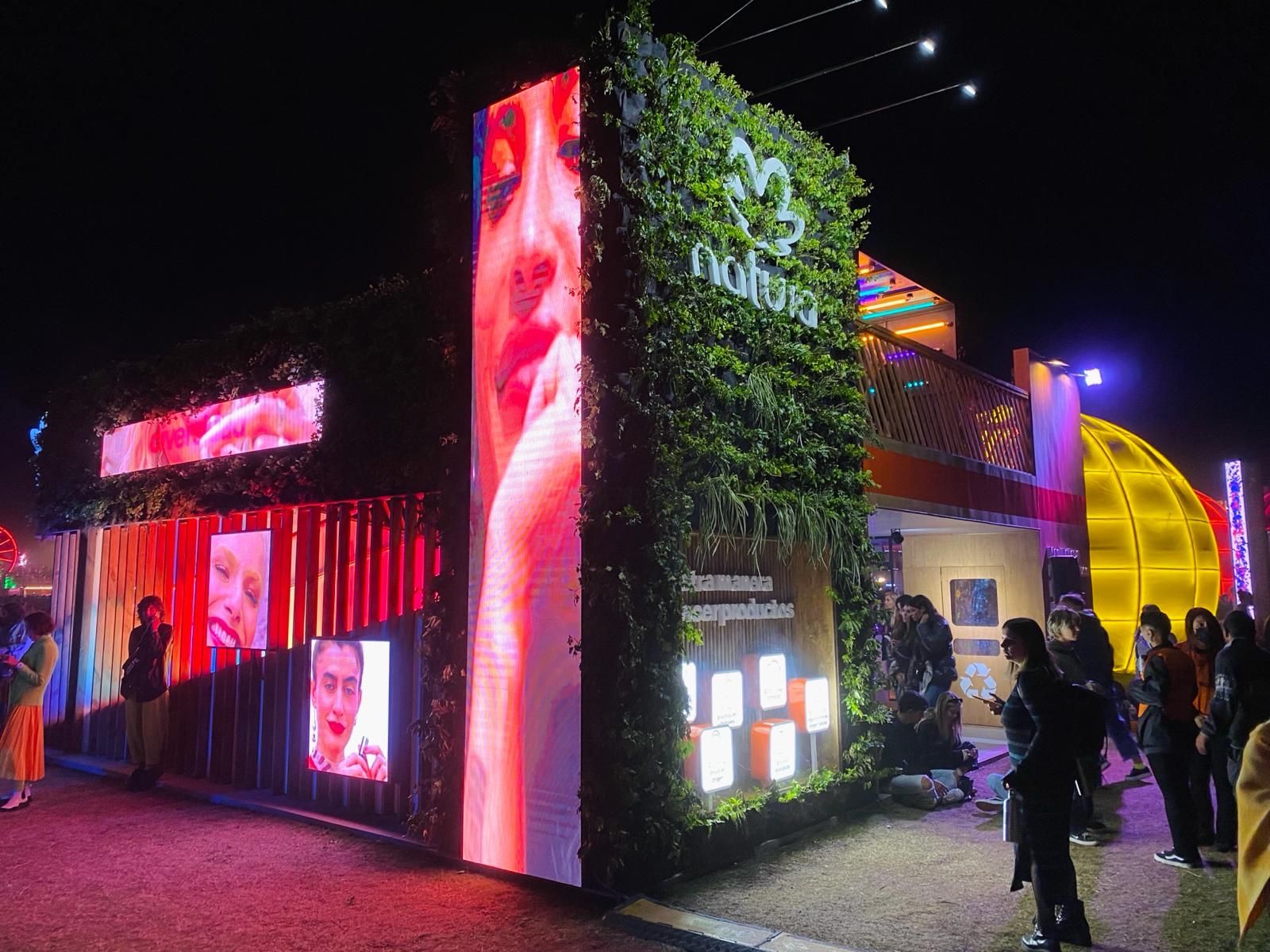 Stand de Natura de noche con pantallas LED y jardín vertical
