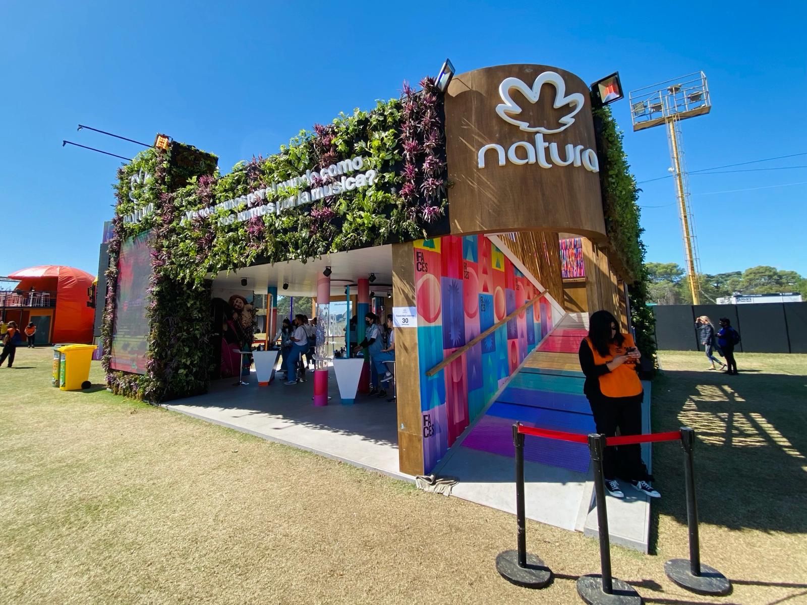 Stand de Natura con jardín vertical y escalera de colores en Lollapalooza Argentina