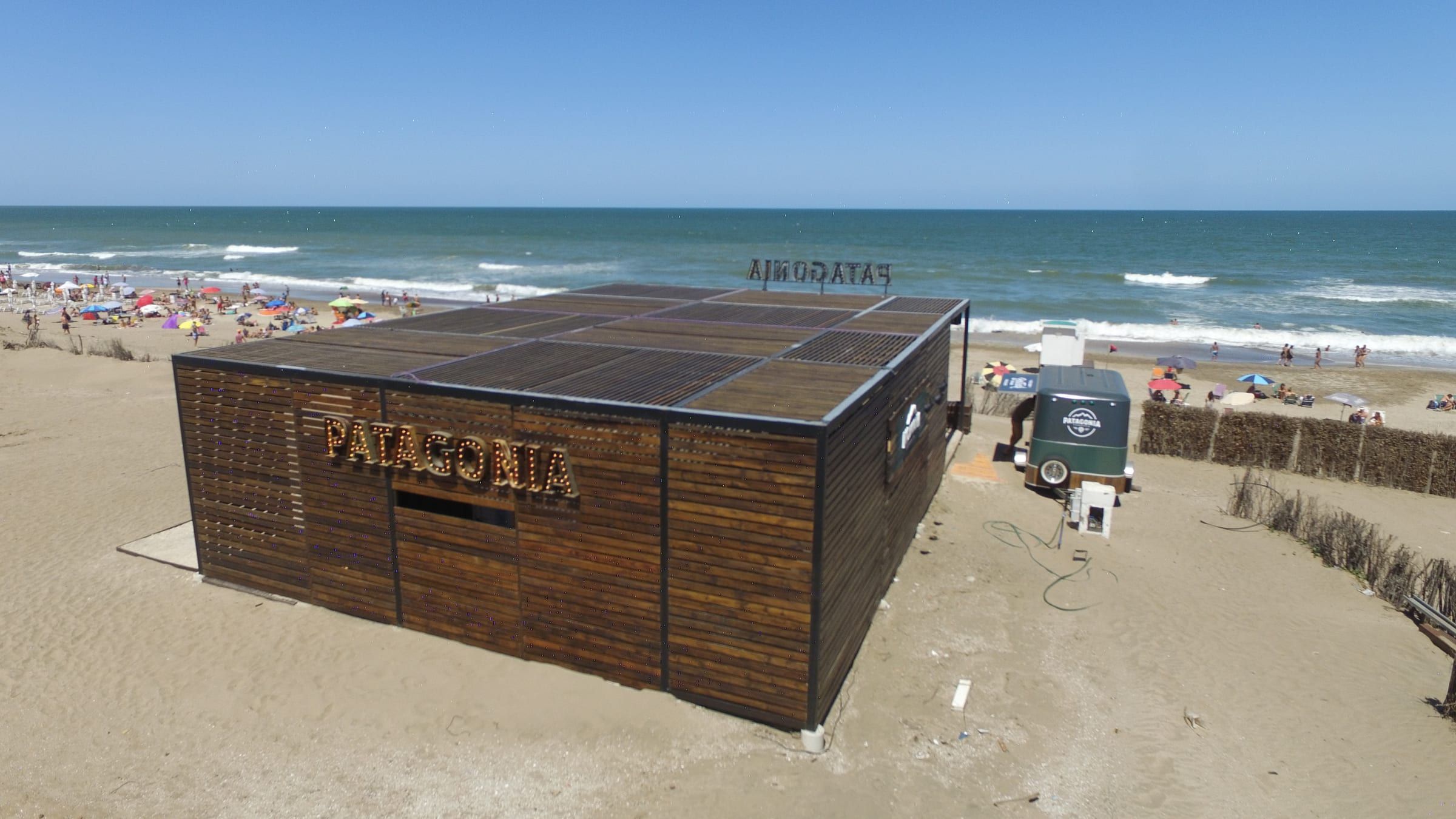 Refugio de Cerveza Patagonia de madera sobre la playa, con el mar de fondo