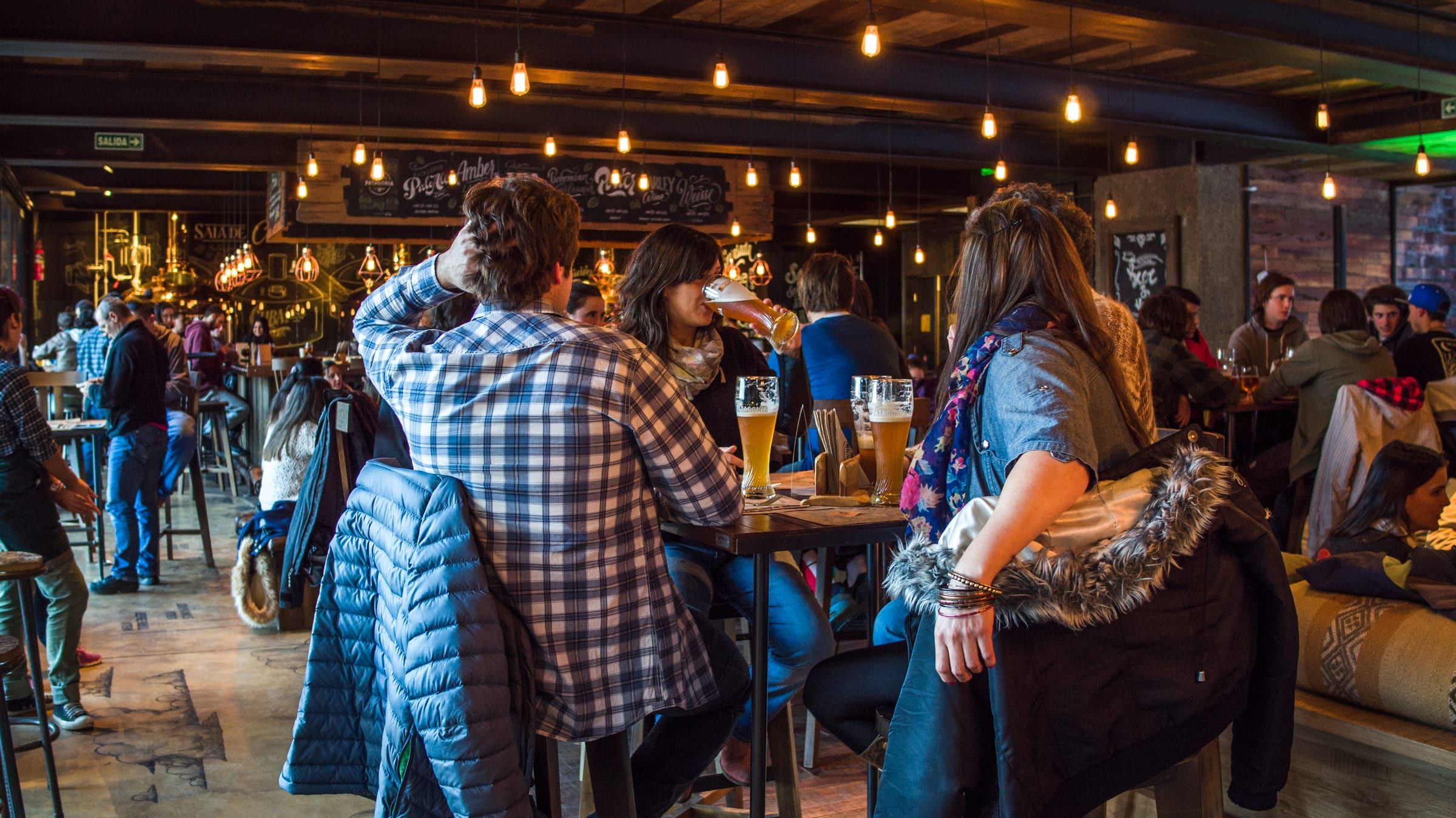 Público en el bar del refugio de Patagonia en invierno