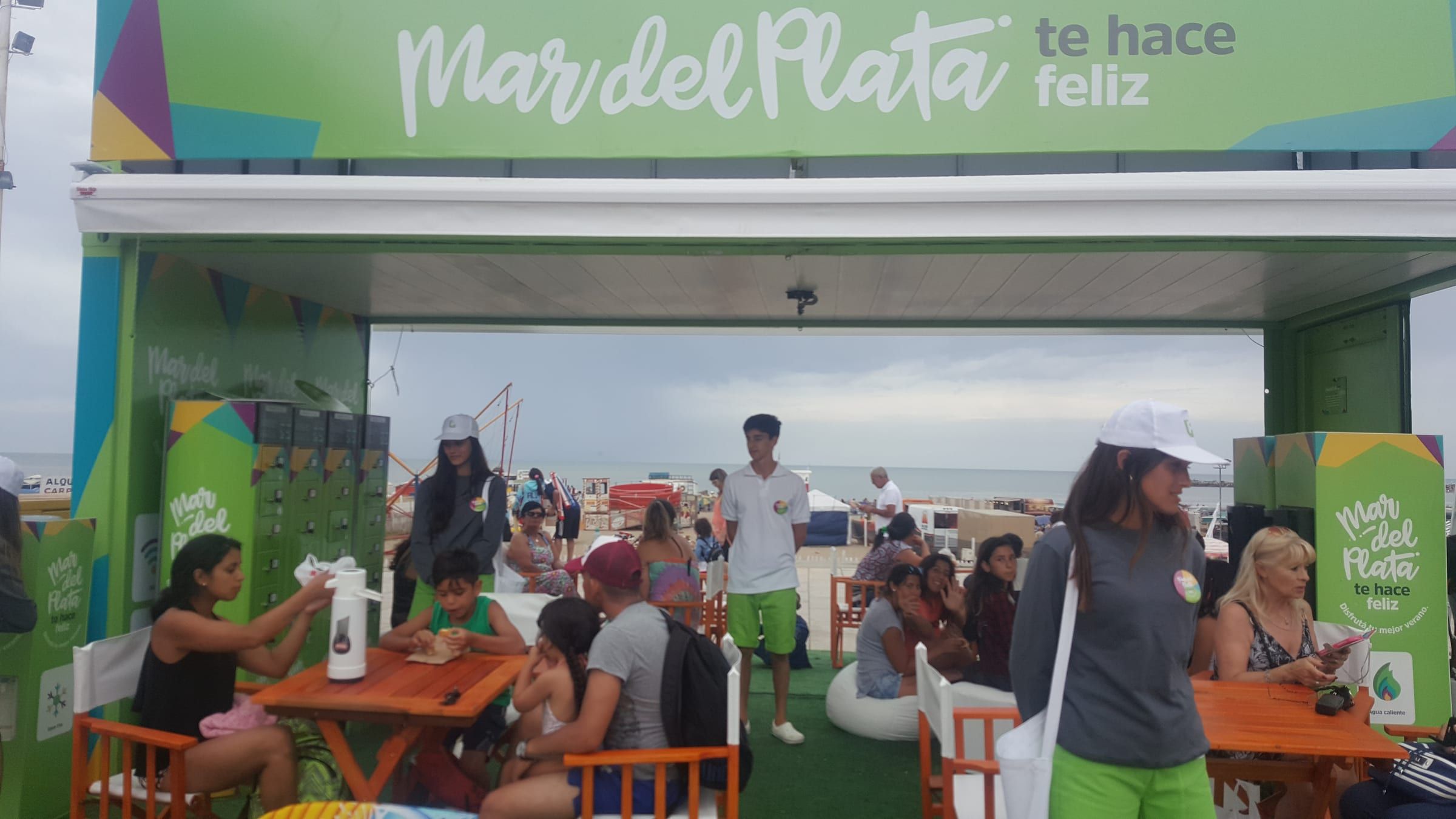 Stand Mar del Plata te hace feliz de la Provincia sobre la arena, con público adentro